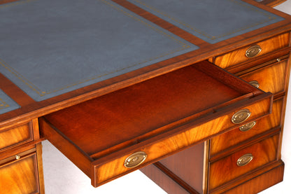 Wunderschöner Original Heldense Schreibtisch Mahagoni Echt Lederauflage Englisch Antik Stil Chefschreibtisch Partner Desk Bürotisch mit Besprechungsansatz