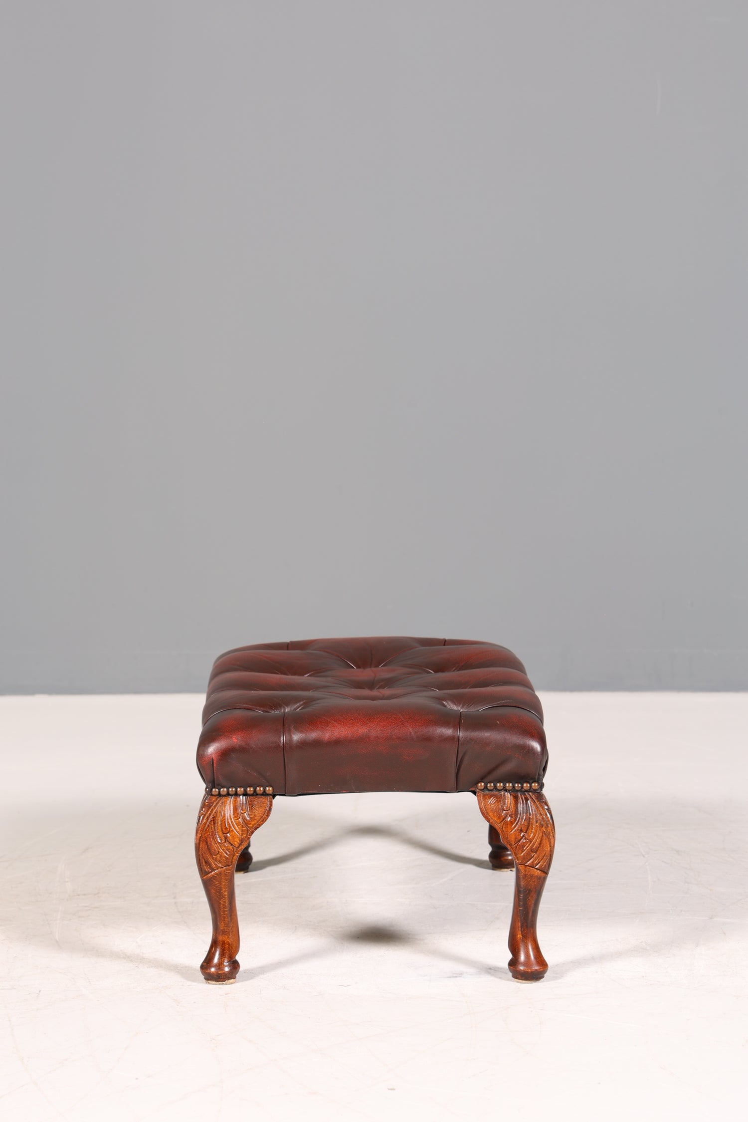 Original Chesterfield Hocker echt Leder Englischer Fusshocker UK Englisch Oxblood Fussablage