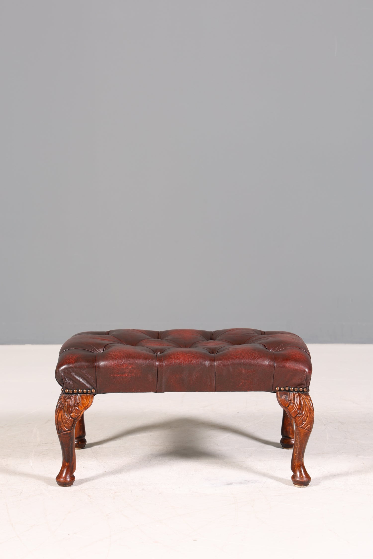 Original Chesterfield Hocker echt Leder Englischer Fusshocker UK Englisch Oxblood Fussablage