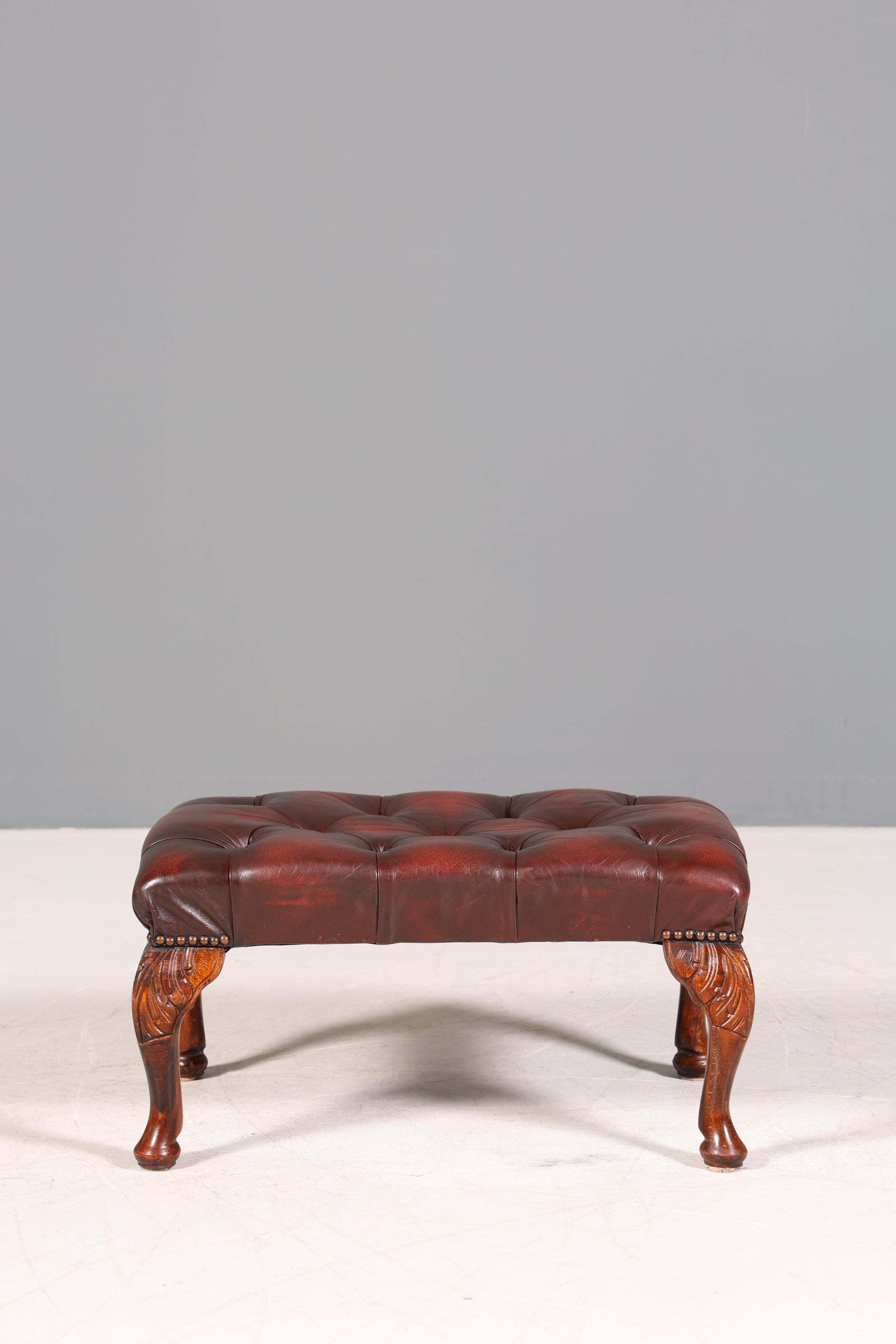 Original Chesterfield Hocker echt Leder Englischer Fusshocker UK Englisch Oxblood Fussablage