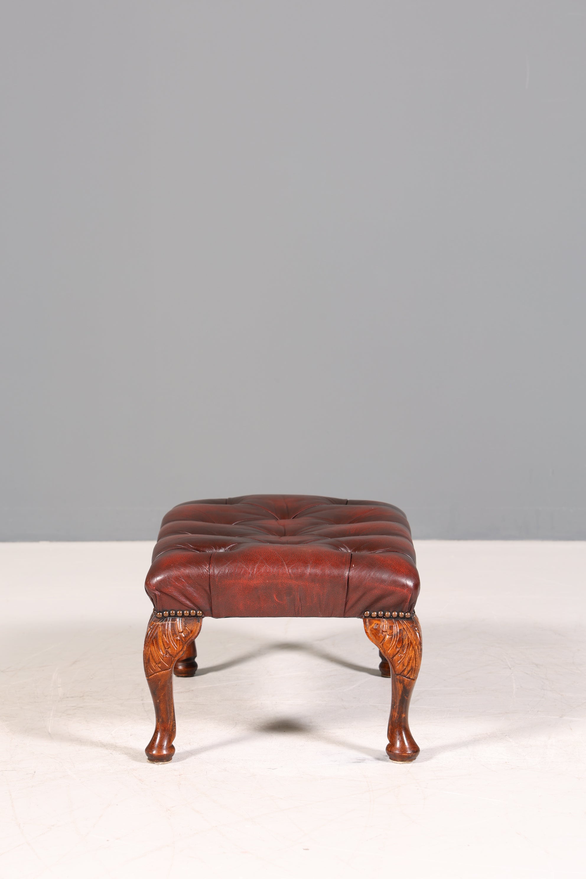 Original Chesterfield Hocker echt Leder Englischer Fusshocker UK Englisch Oxblood Fussablage