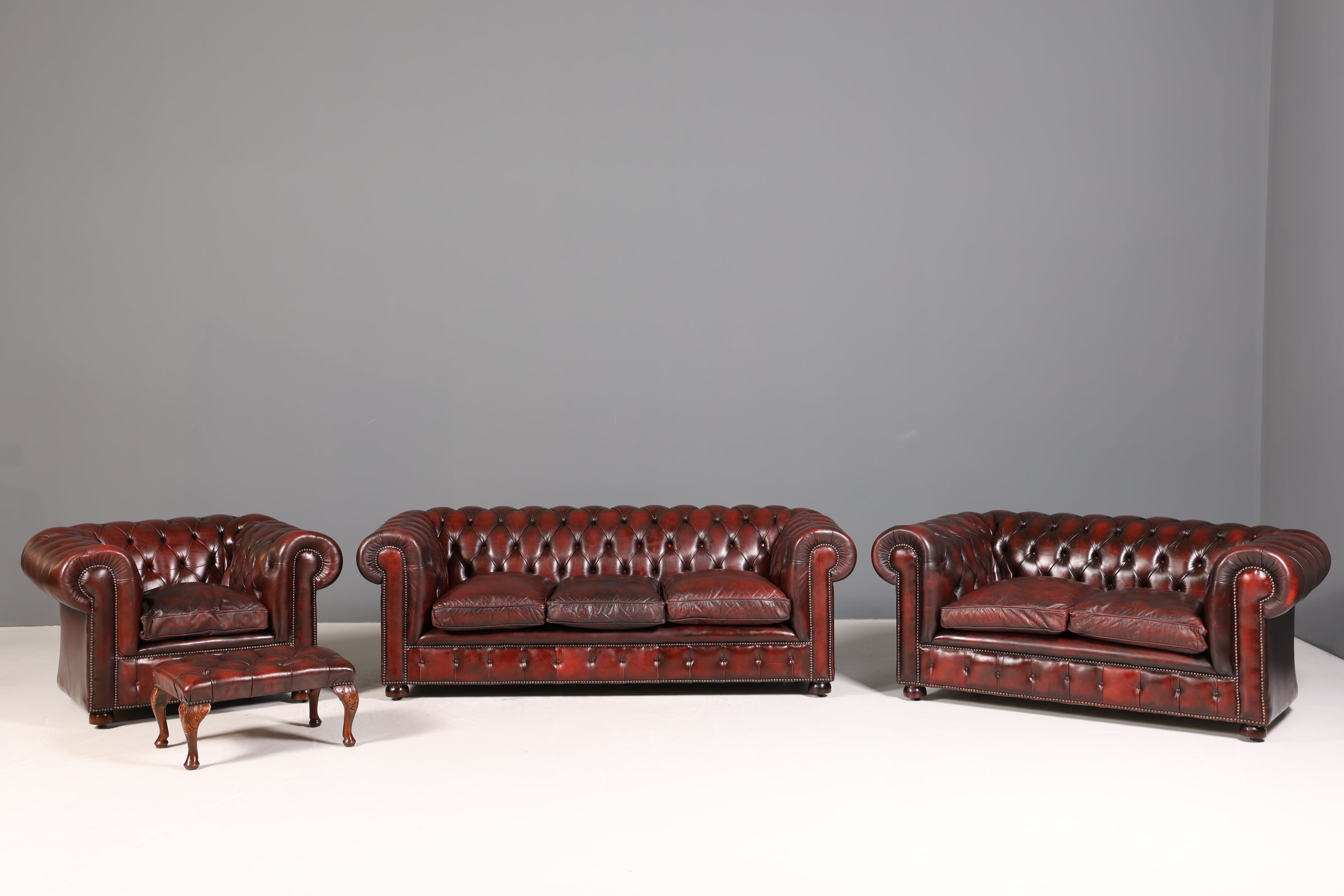 Original Chesterfield Hocker echt Leder Englischer Fusshocker UK Englisch Oxblood Fussablage