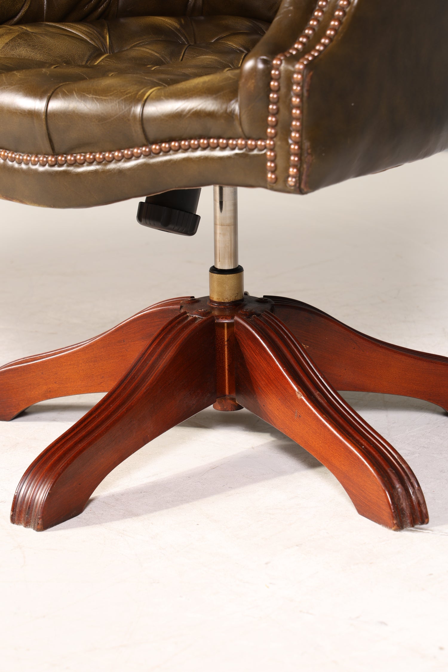 Wunderschöner Original Chesterfield Bürosessel &quot;Wade&quot; echt Leder Sessel Bürostuhl Captain Chair Sessel Office Chair 1 von 2