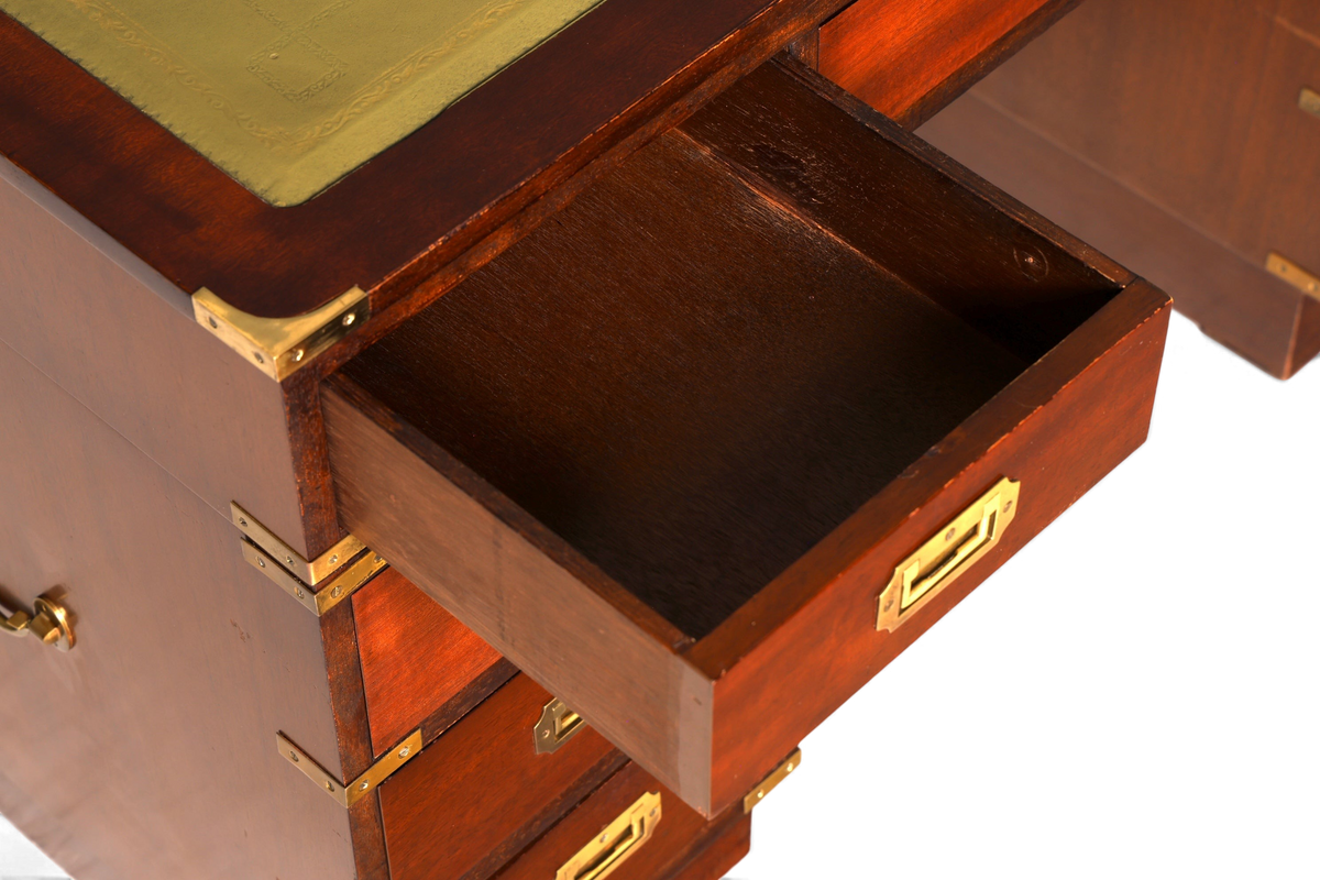 Wunderschöner Maritimer Schreibtisch Englischer Military Chest Bürotisch Office Table mit echt Lederauflage