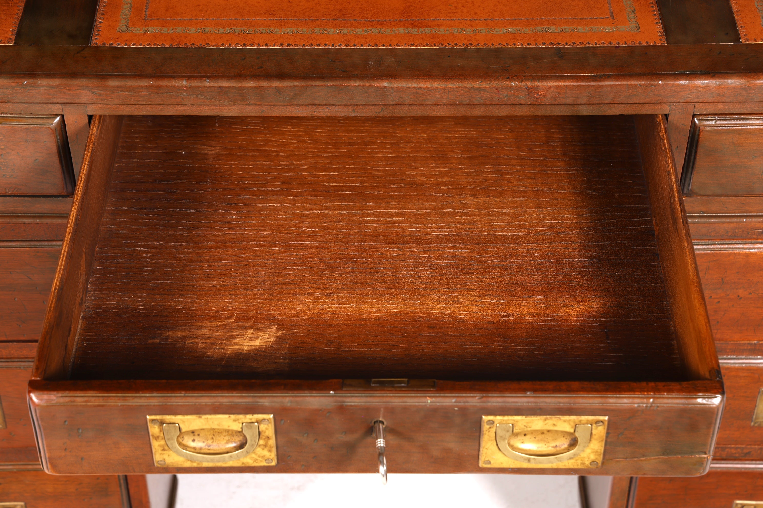 Traumhafter Maritimer Schreibtisch Englischer Military Desk Bürotisch Office Table mit echt Lederauflage