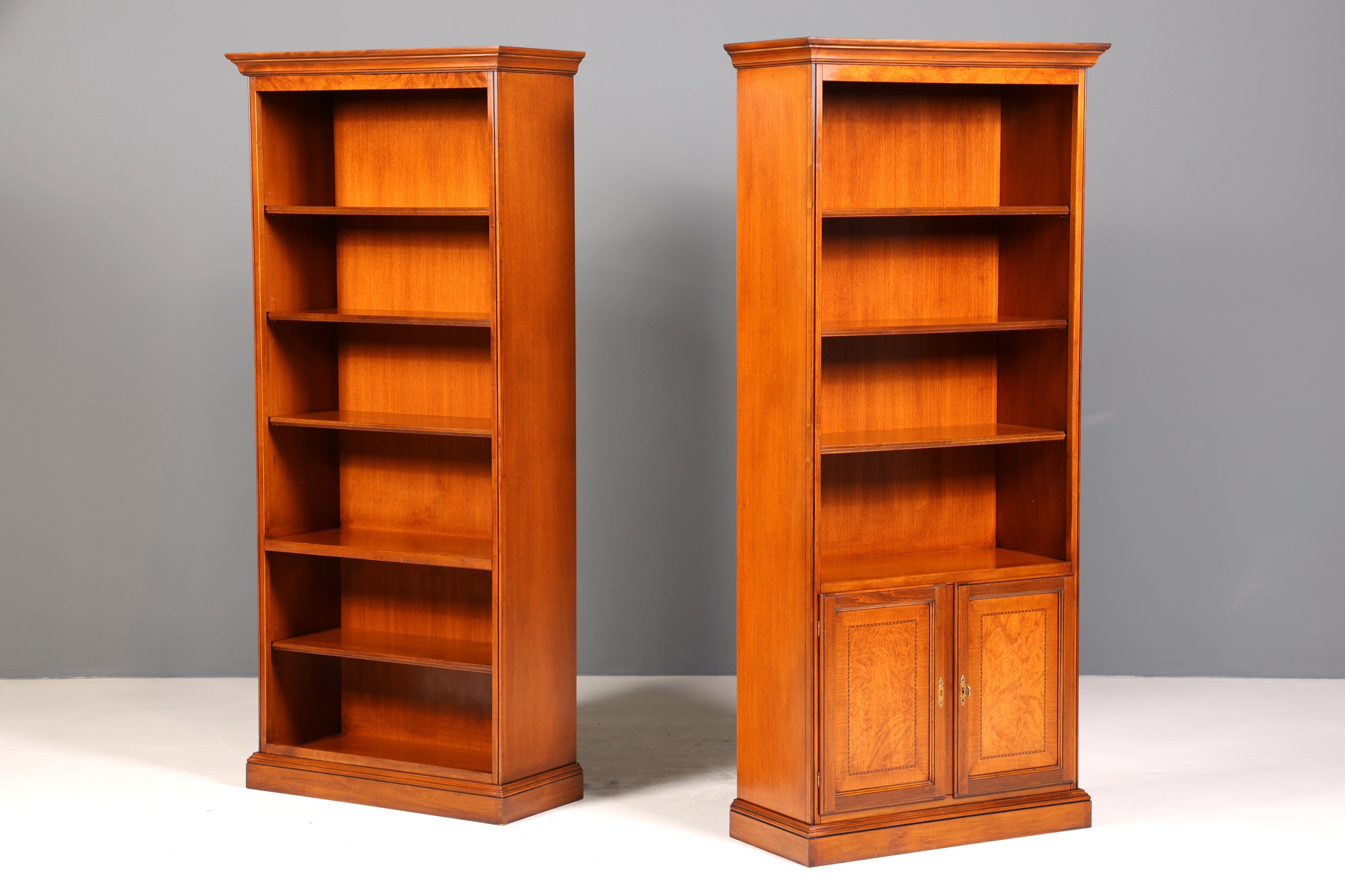 Wunderschönes Original Selva Bücherregal Antik Stil massiv Holz Regal Schrank Bibliothek 1 von 2