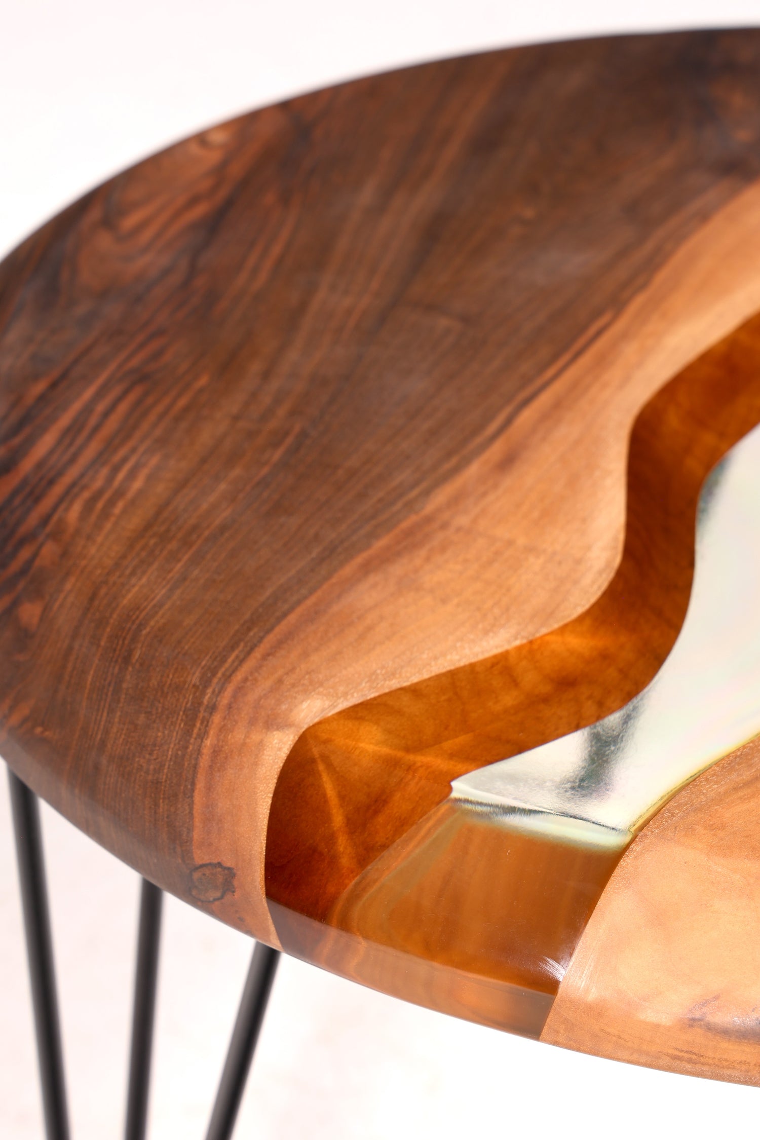 Einzigartiger Epoxidharz Couchtisch Nussbaum Tisch Beistelltisch grüner Ablagetisch