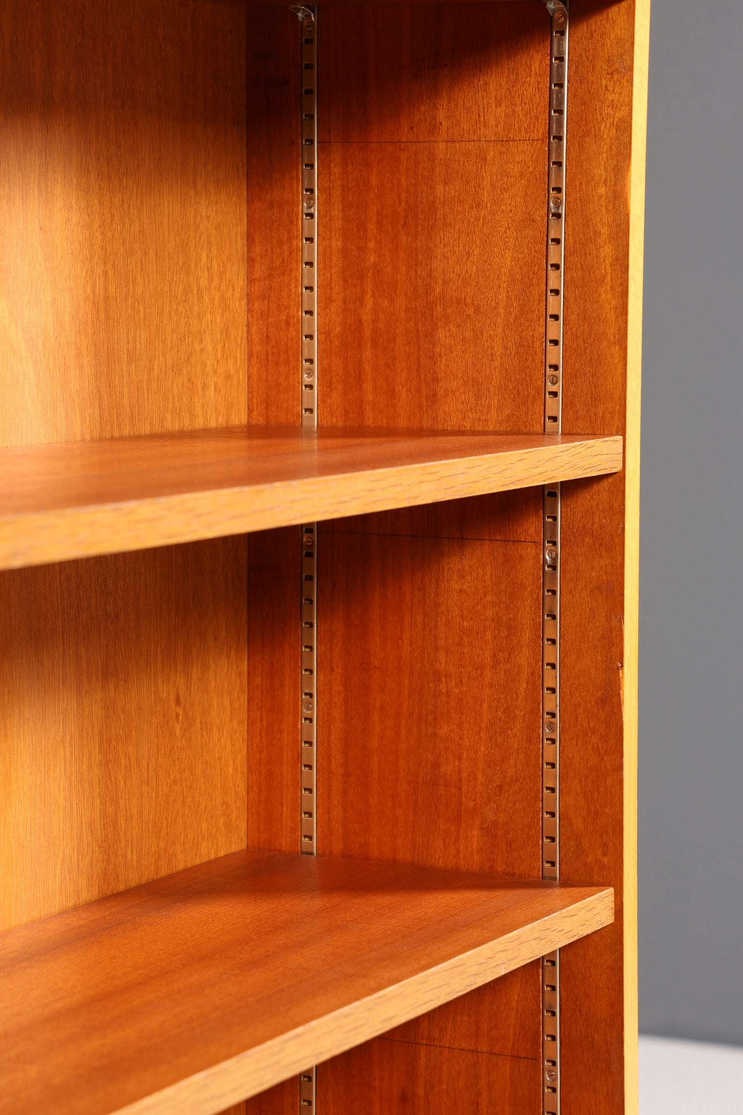 Schlichtes Mid Century Regal Vintage Bücherregal Schrank Buchablage 60s Bookshelf 1 von 2