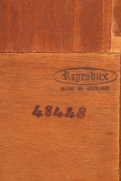 Wunderschönes Englisches Bücherregal Bevan Funnell Reprodux Mahagoni Regal mit Türfach 60s Standregal Bücherschrank