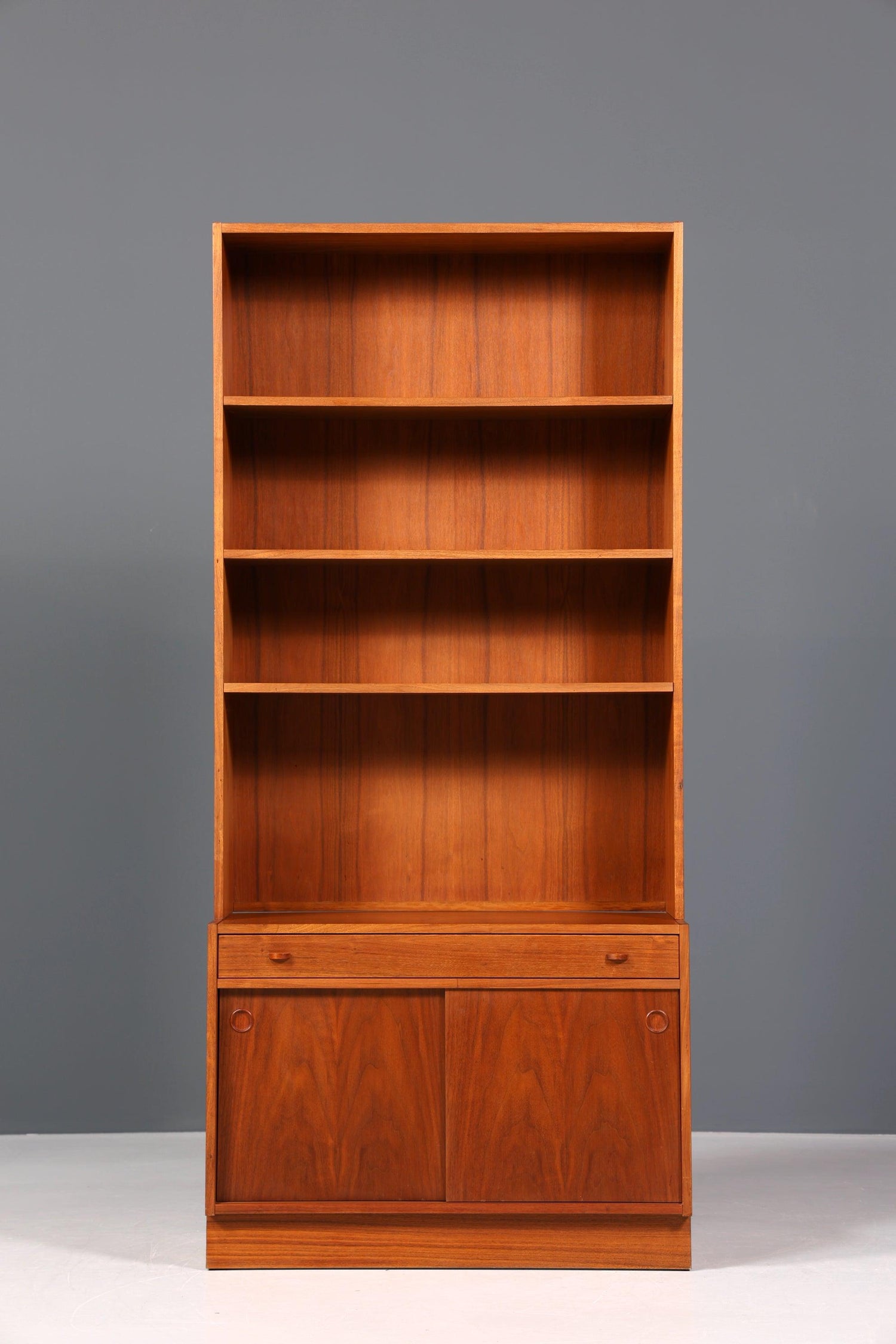 Stilvolles Mid Century Regal skandinavisches Bücherregal Kommode 60er Jahre
