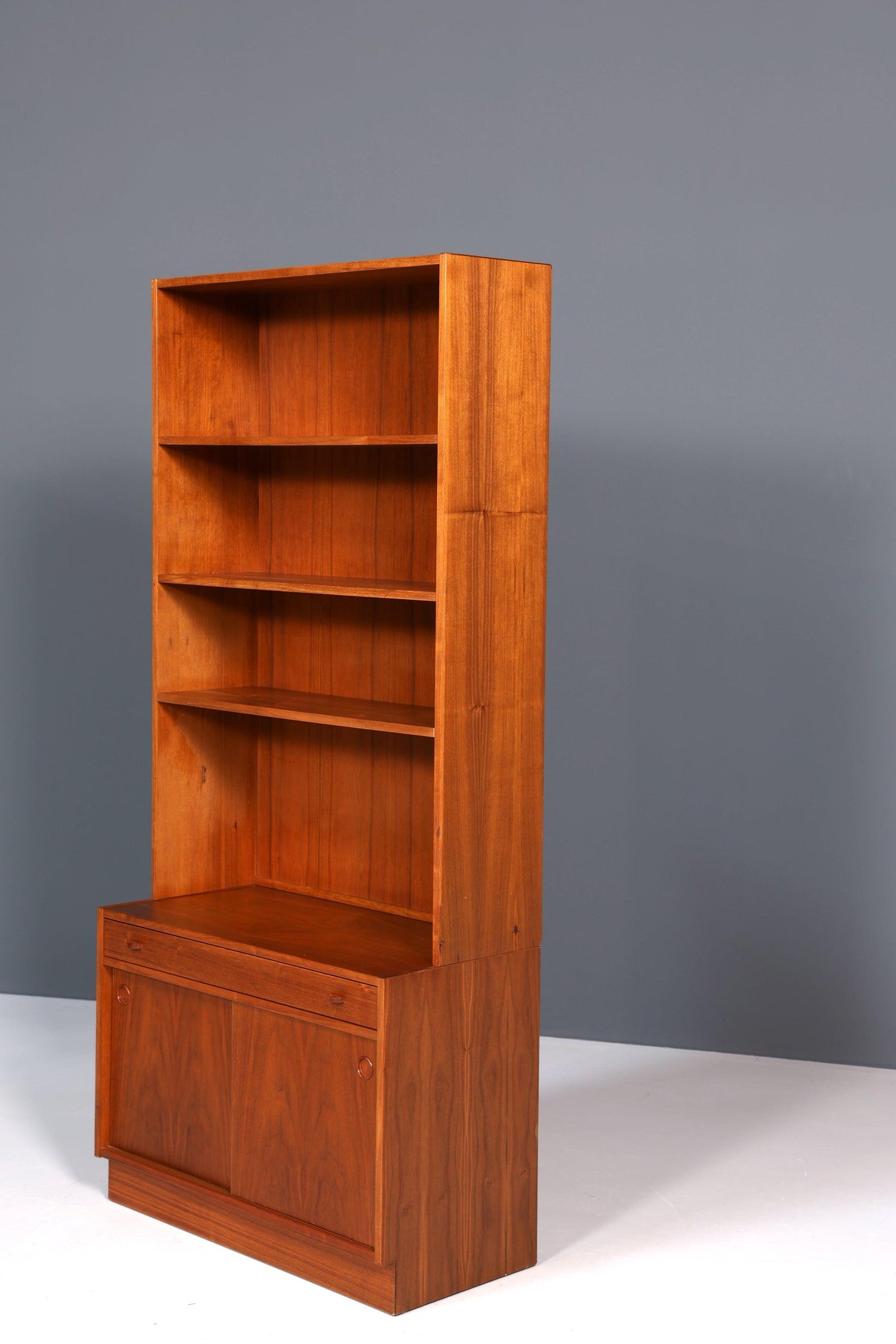 Stilvolles Mid Century Regal skandinavisches Bücherregal Kommode 60er Jahre