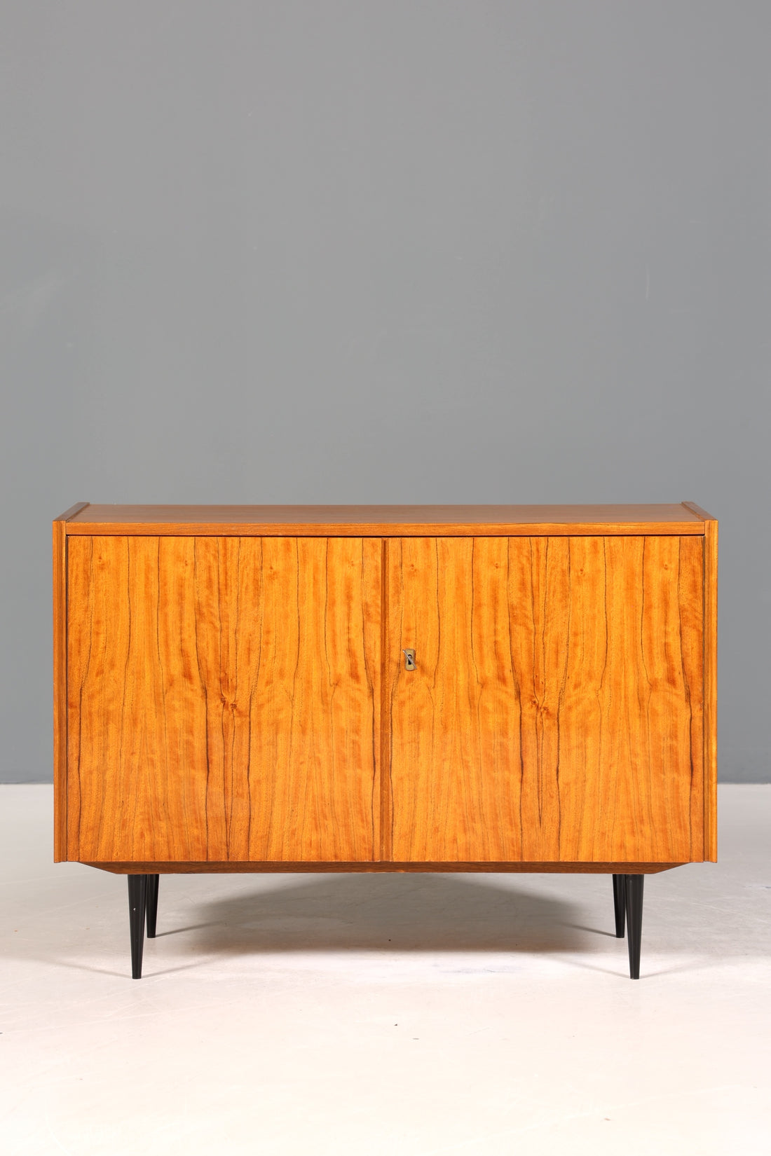 Schlichter Mid Century Schrank Vintage Retro Kommode Flur Kommode 60s VEB Regal Sideboard 2 von 3