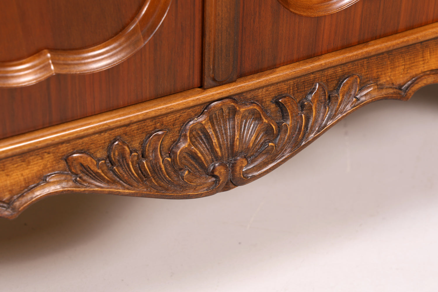 Traumhafte Chippendale Vitrine Buffet Schrank Regal Barock Stil Antik Glasvitirne