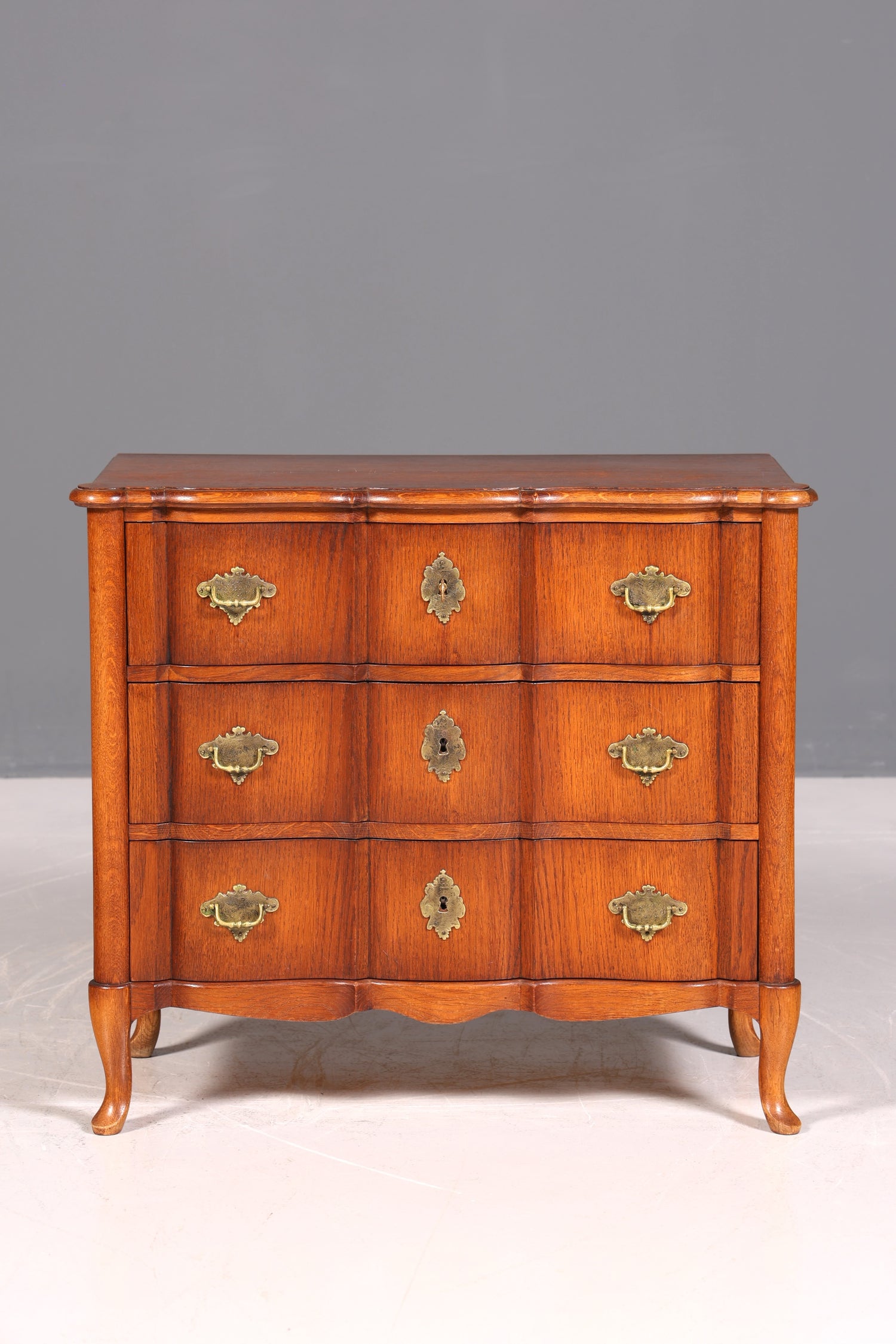 Traumhafte kleine geschwungene Kommode im Barock Stil Englisch Schubladenkommode