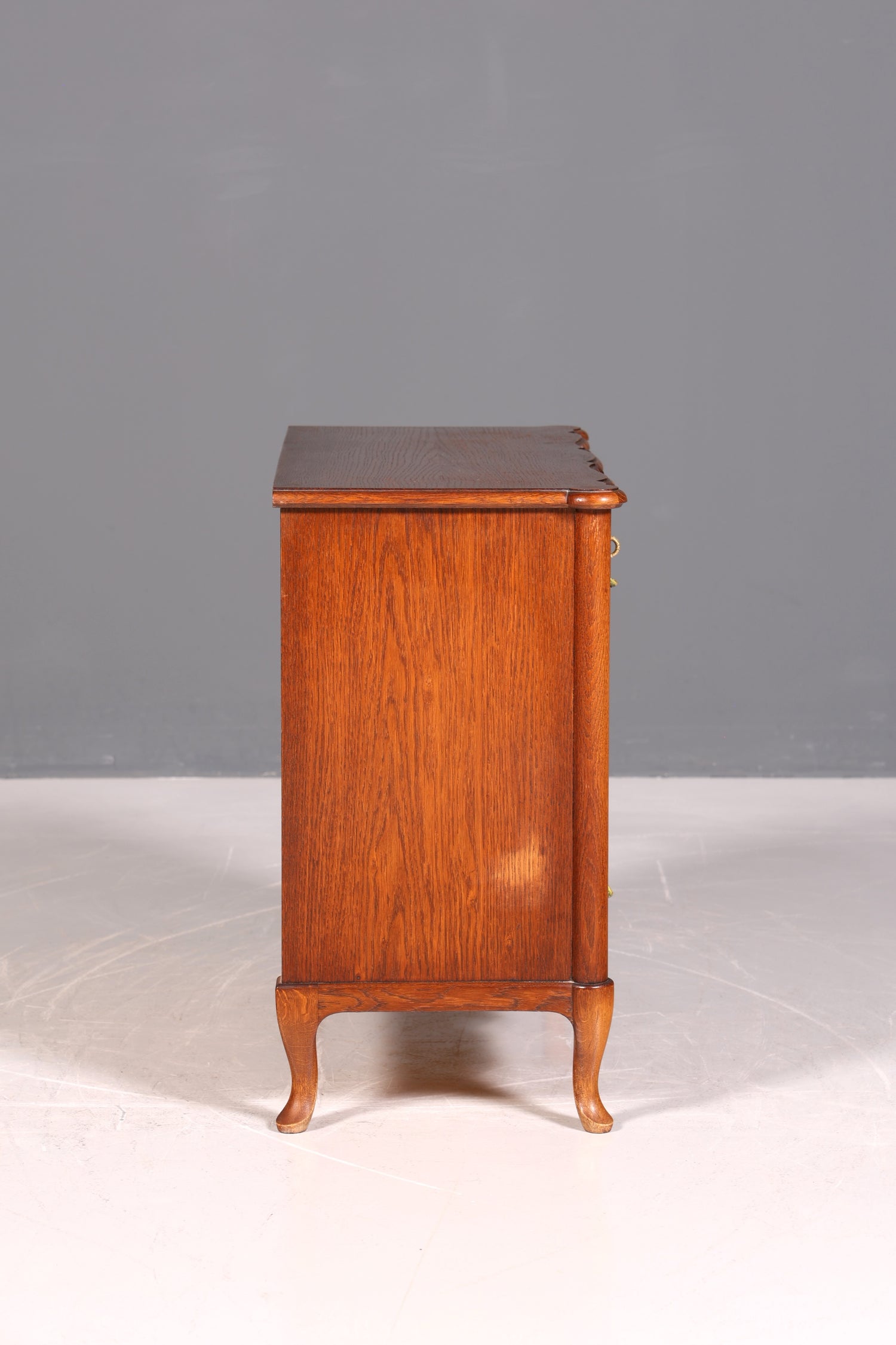 Traumhafte kleine geschwungene Kommode im Barock Stil Englisch Schubladenkommode