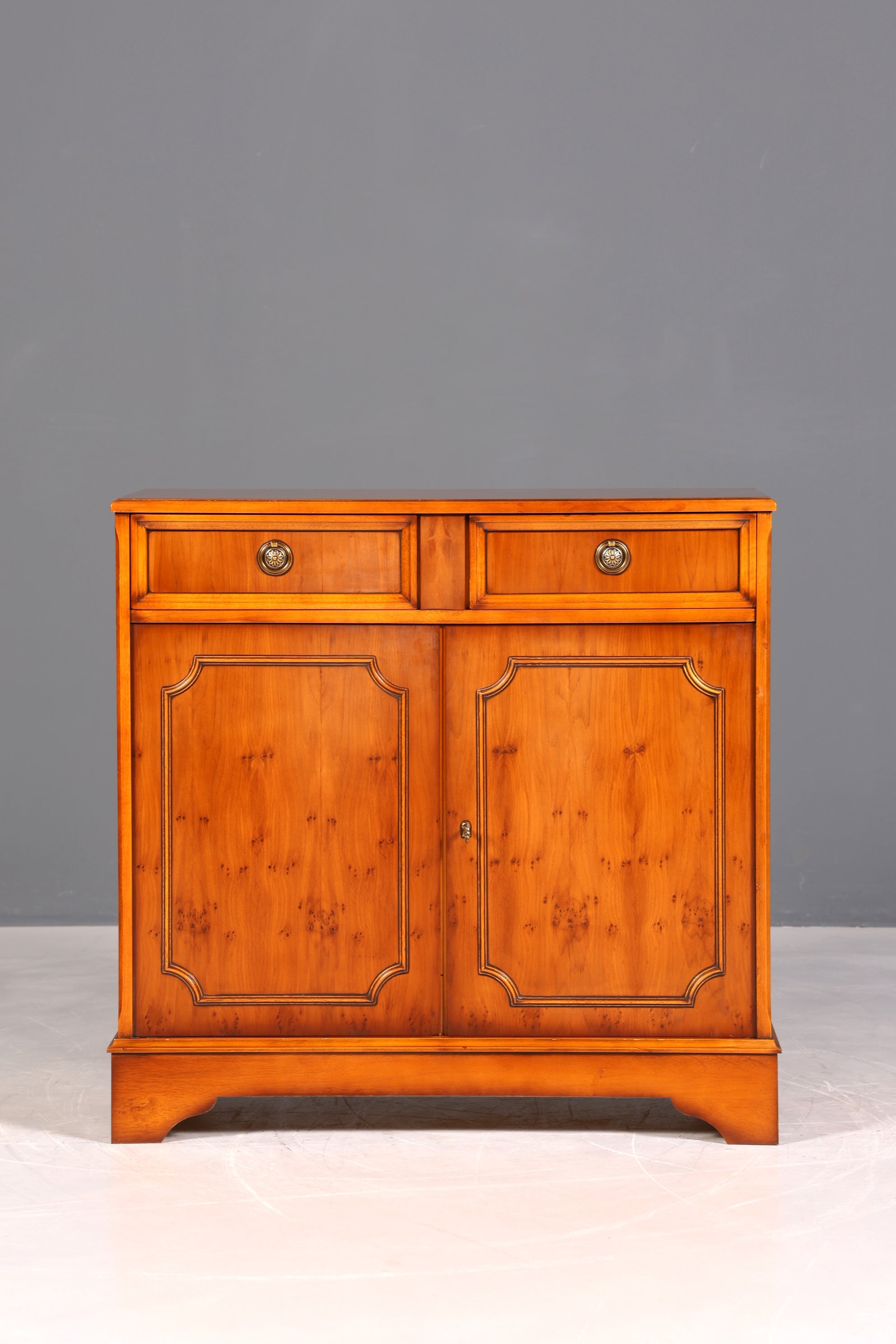 F944 Finish Traumhafter Original Heldense Schrank Englische Eibe Sideboard echt Holz Antik 60s