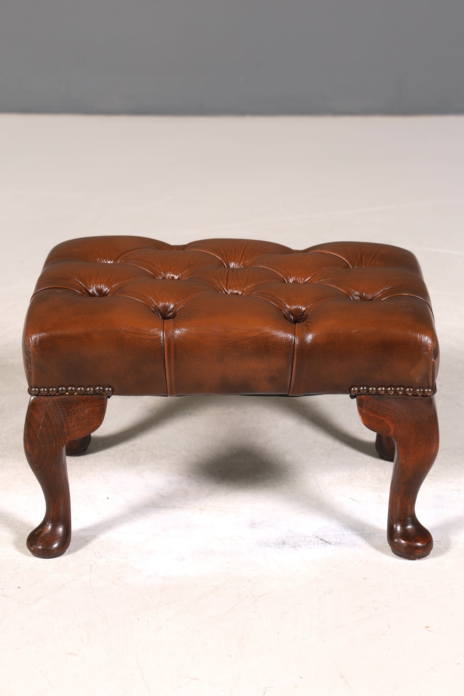 Original Chesterfield Hocker echt Leder Englischer Fusshocker UK Englisch Fussablage