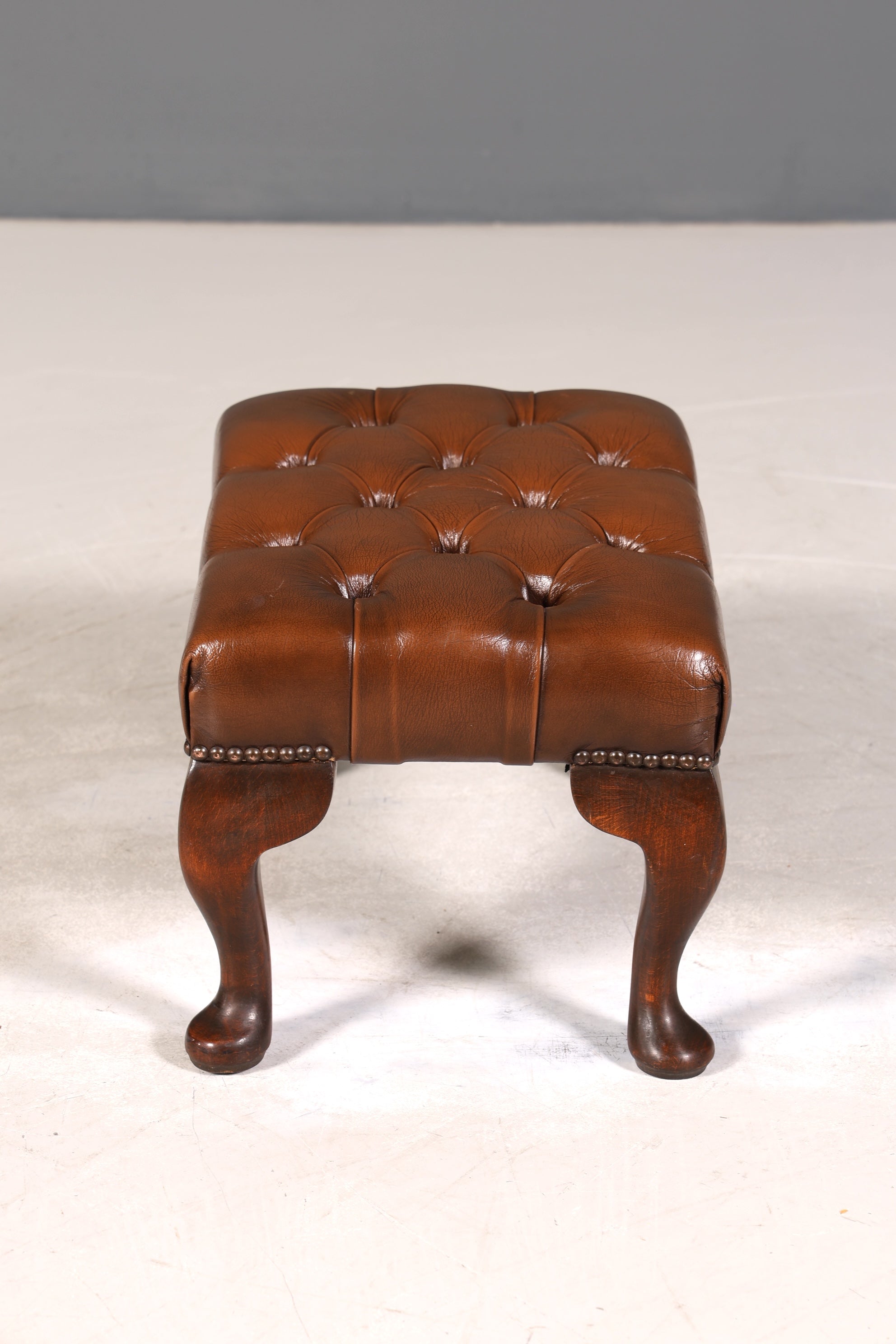 Original Chesterfield Hocker echt Leder Englischer Fusshocker UK Englisch Fussablage