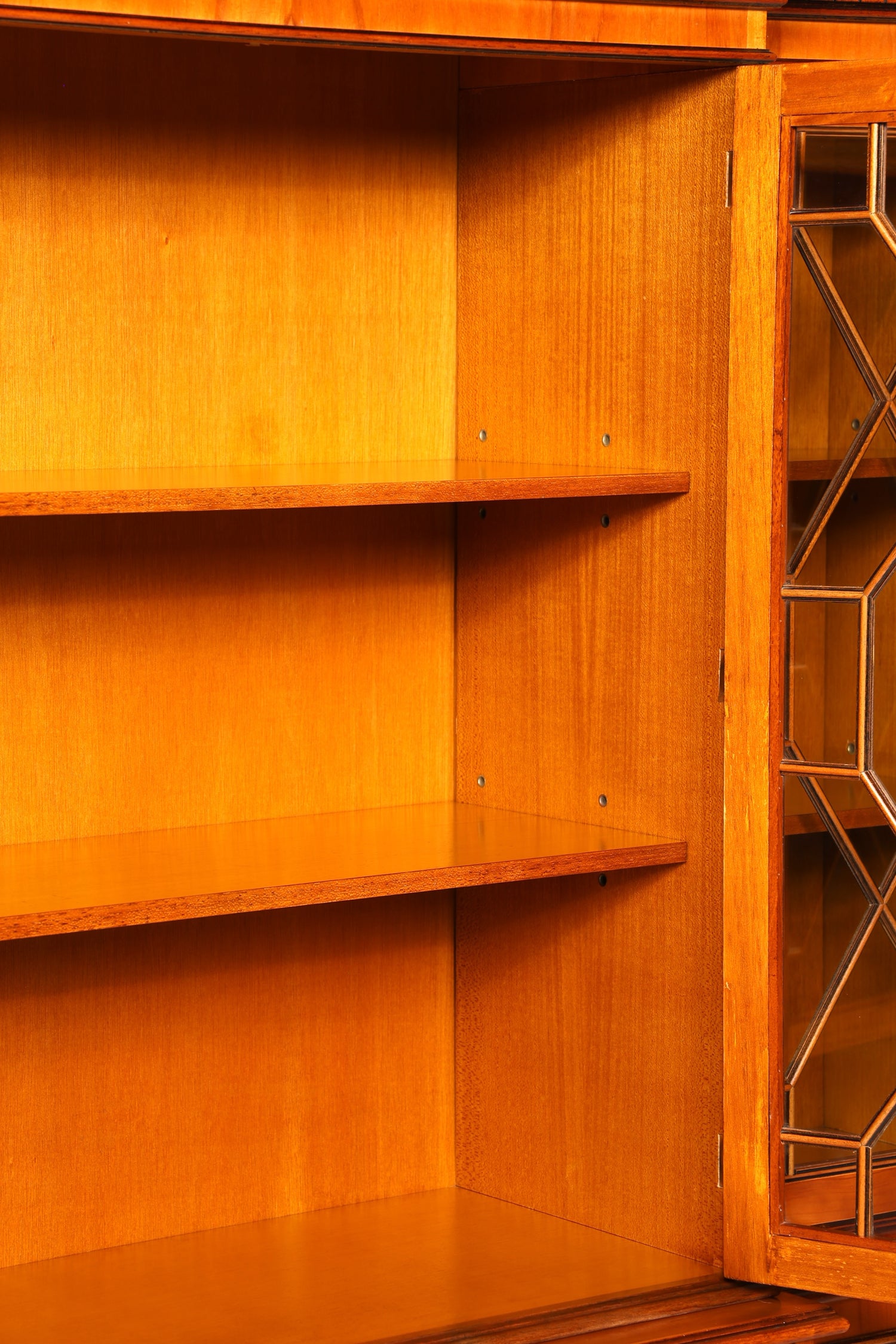 Traumhafte Englische Vitrine Bücherschrank Buffet Antik Stil Englisch Eibe Glasvitrine Bibliothek