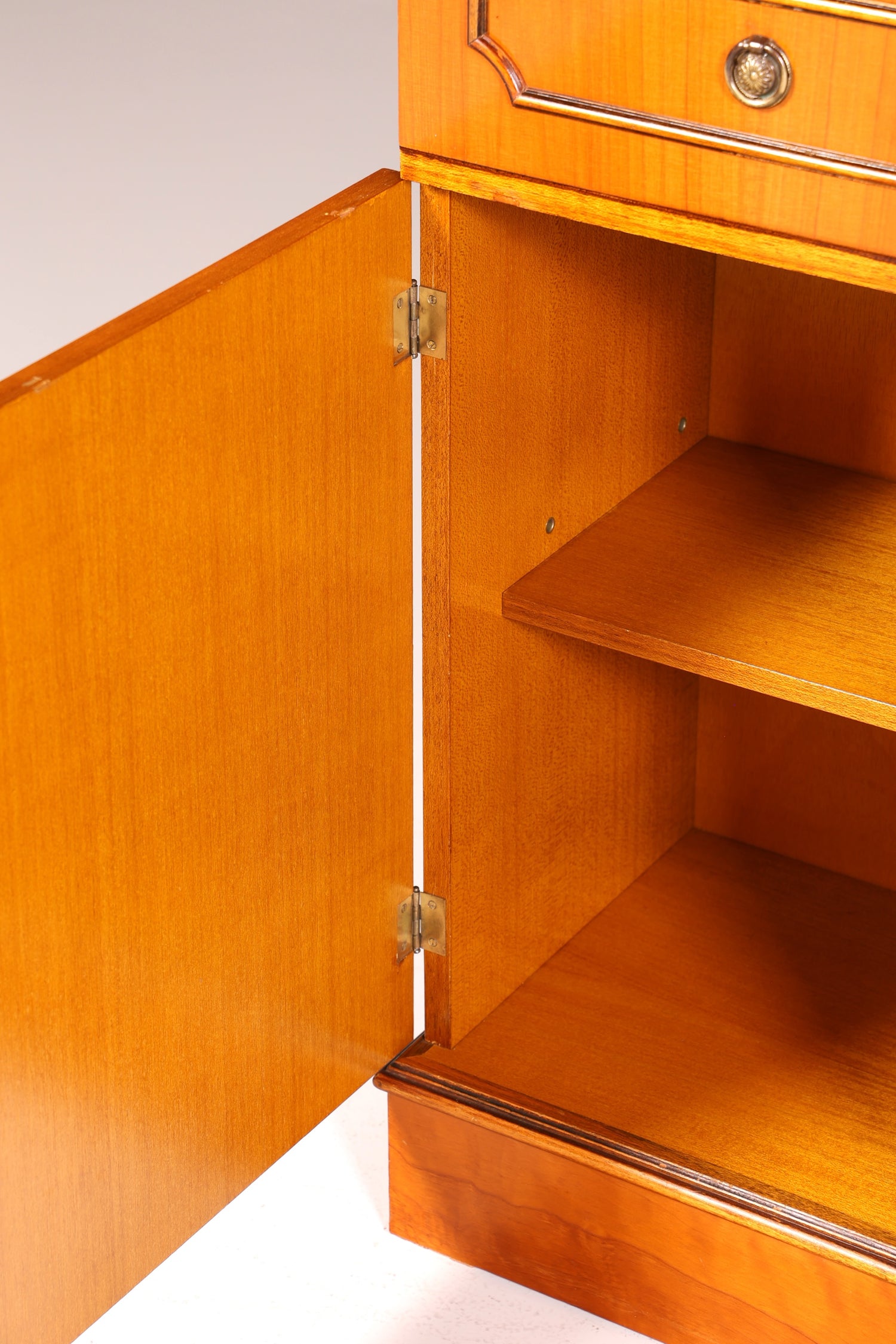 Traumhafte Englische Vitrine Bücherschrank Buffet Antik Stil Englisch Eibe Glasvitrine Bibliothek