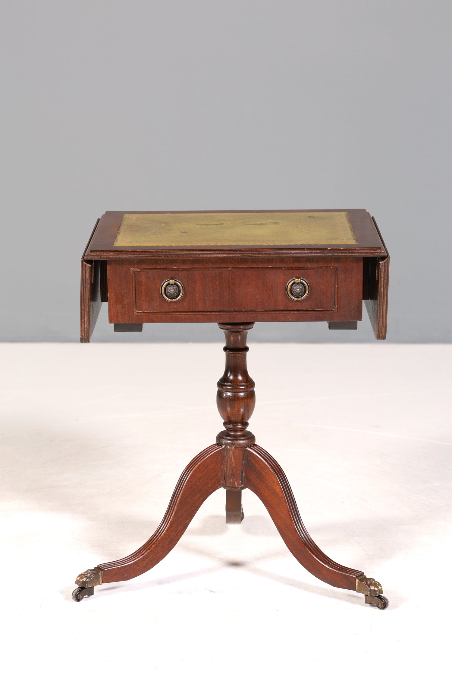 Wunderschöner Englischer Tisch Mahagoni Klapptisch Beistelltisch Englisch echt Leder Antik 60s Ablage 1 von 2