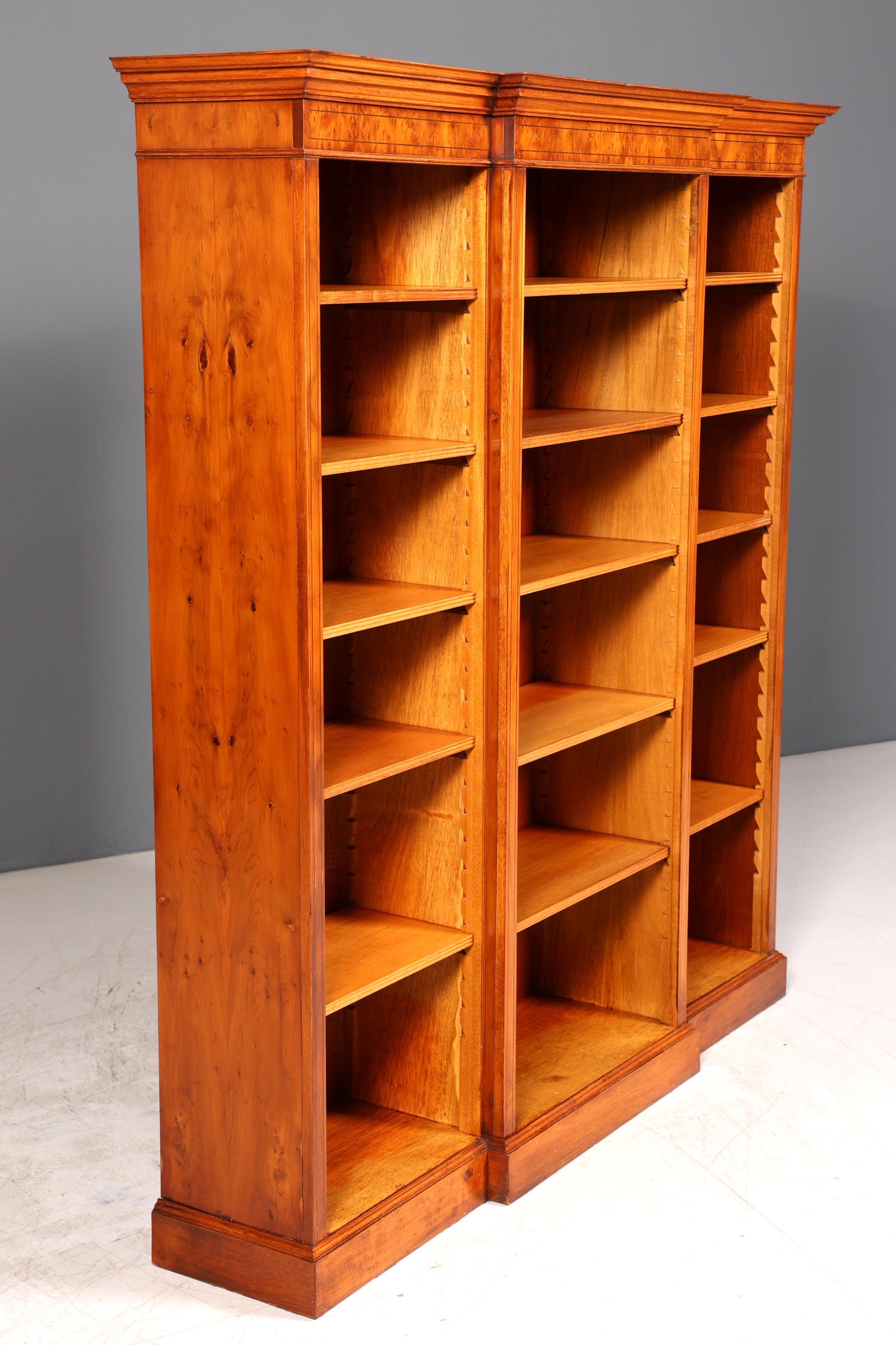 Stilvolles Englisches XXL Bücherregal Eibe Antik Regal Bookshelf Buchablage 60s Bibliothek