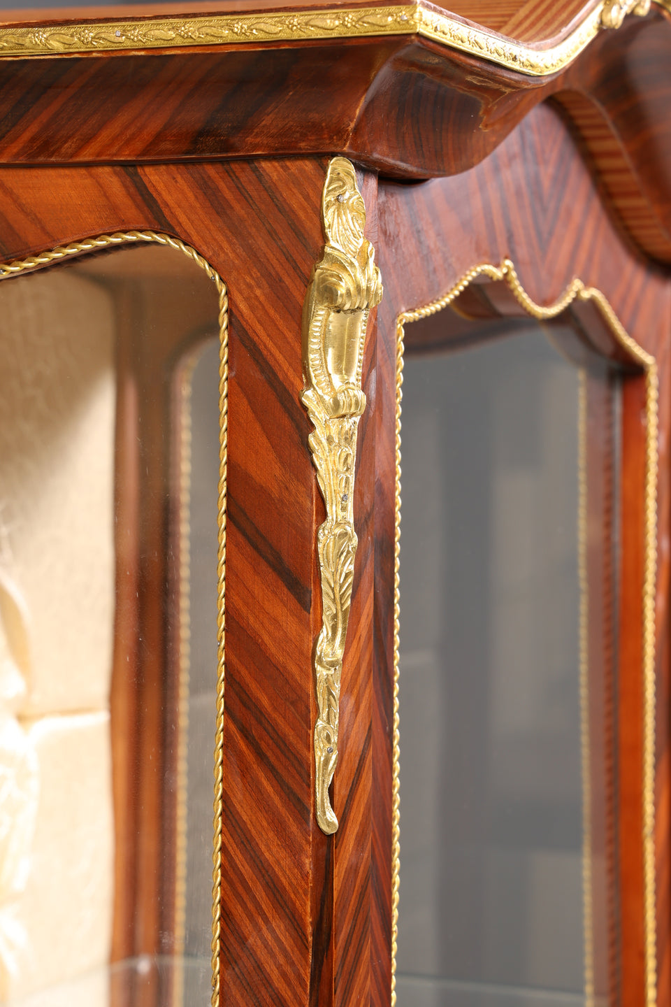 Traumhafte Barock Stil Vitrine Antik Stil Sammler Schrank Intarsien Glasschrank