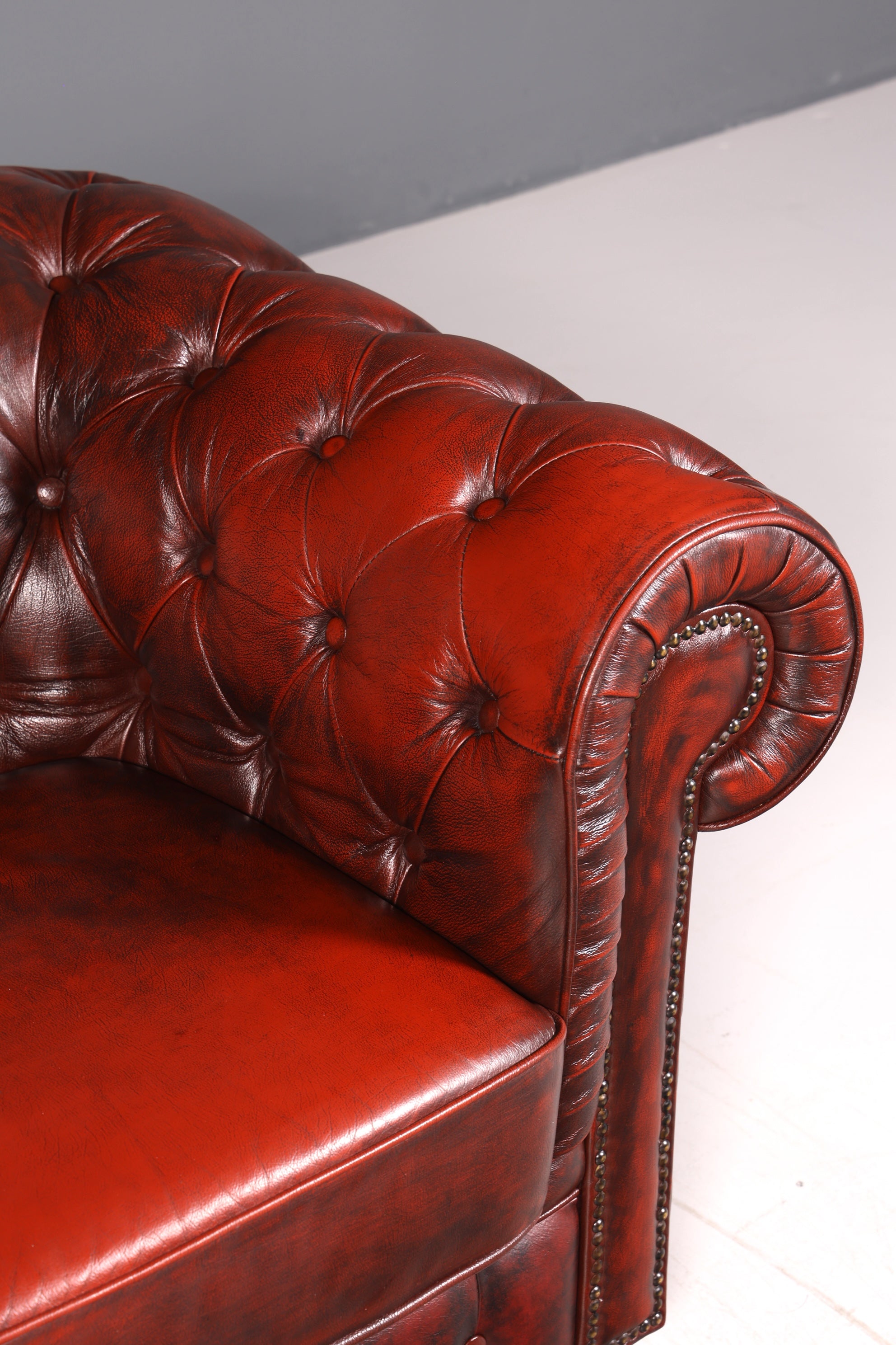 F953 Finish cm Wunderschönes Original Chesterfield 2er Sofa Englisch Oxblood Leder 2- Sitzer Couch