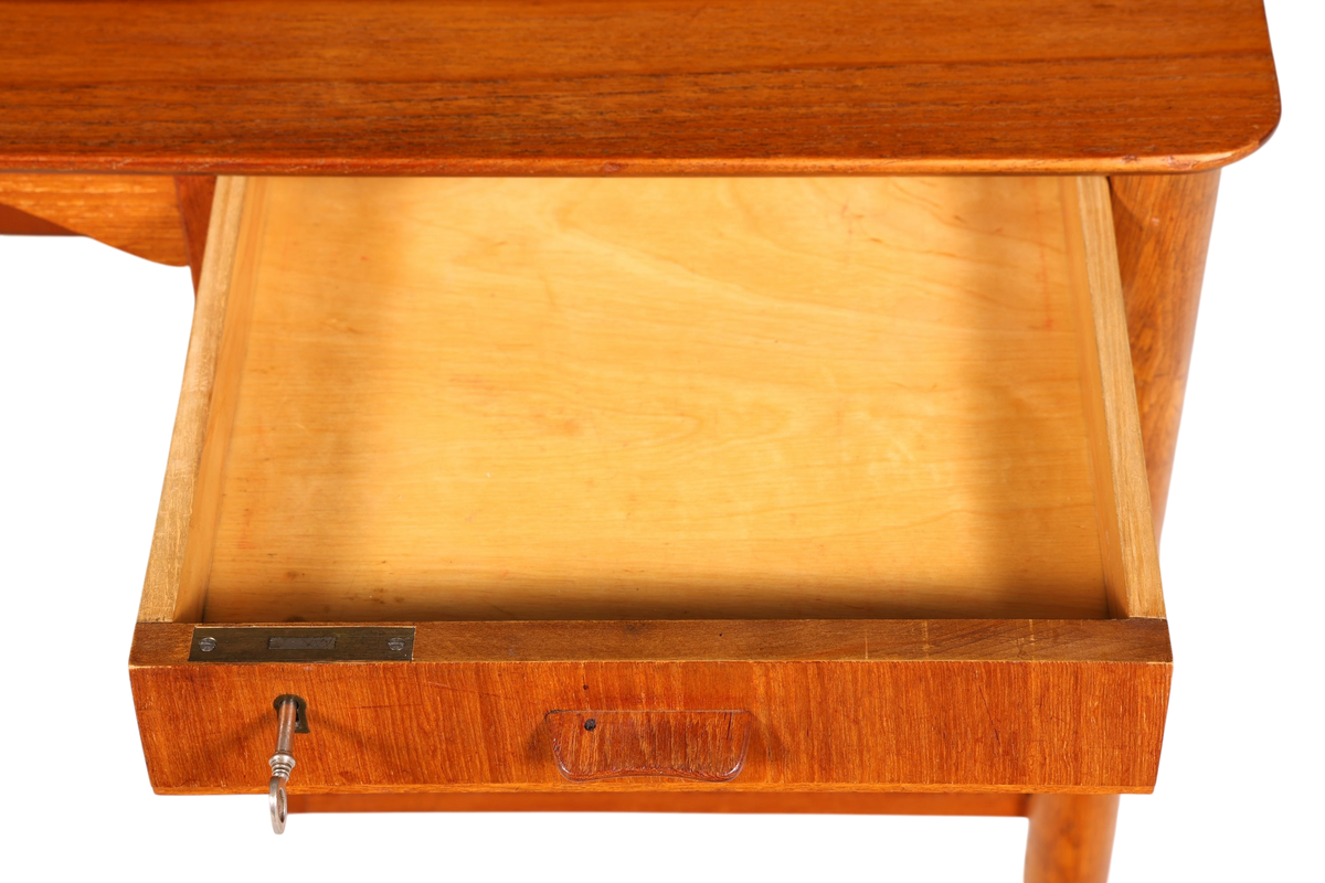Hauptstadt Möblerei Mid-Century Schreibtisch aus massivem Holz mit offener Schublade und Schlüssel im Danish Design