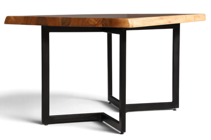 Stilvoller Nussbaum Tisch 140-90cm Esszimmer Tisch Baumkanten Platte massiv Holz Küchentisch