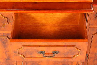 Traumhafte Englische Vitrine Eibe Holz Bibliothek Bücherschrank Buffet Schrank