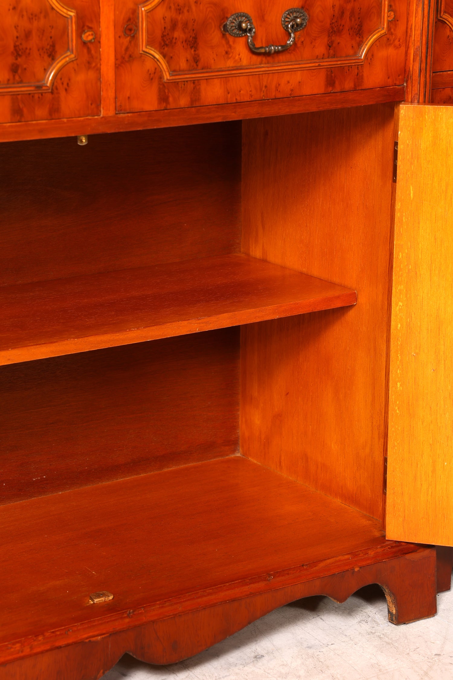 Traumhafte Englische Vitrine Eibe Holz Bibliothek Bücherschrank Buffet Schrank