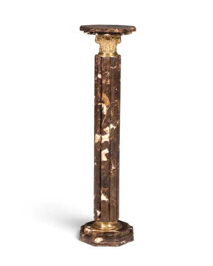 Hauptstadt Möblerei Louis XV Marmorsäule im Barockstil mit goldenen Verzierungen als eleganter Sockel für Dekoration