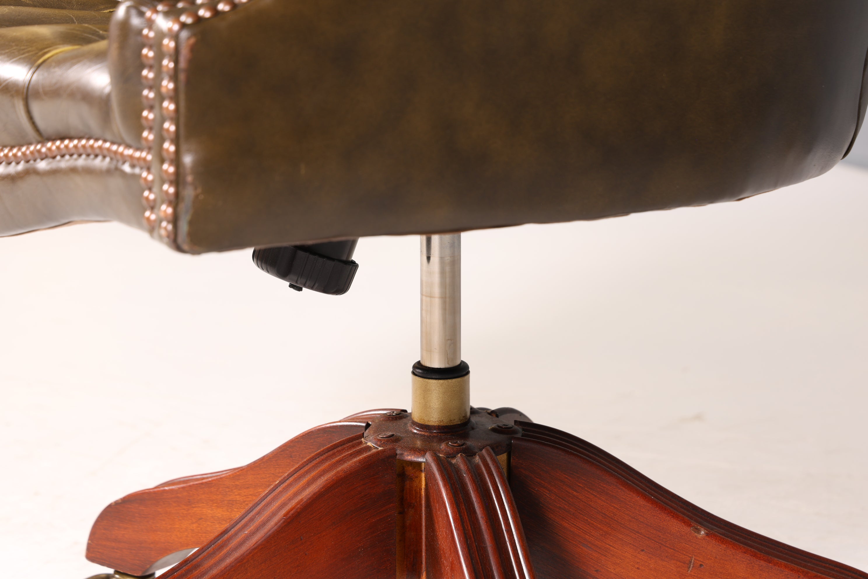 Wunderschöner Original Chesterfield Bürosessel &quot;Wade&quot; echt Leder Sessel Bürostuhl Captain Chair Sessel Office Chair 1 von 2
