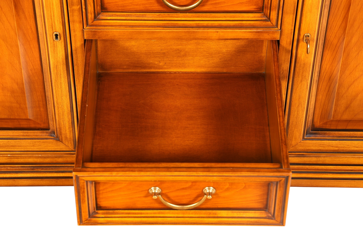 Hauptstadt Möblerei Selva Vitrine aus Kirschholz mit offener Schublade und hochwertigen Messingbeschlägen