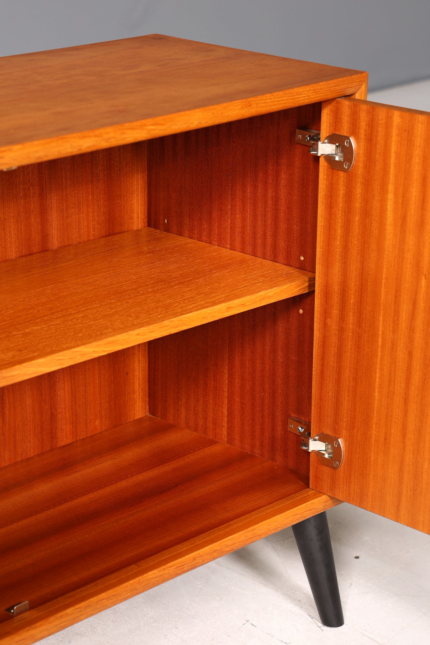 Schlichter Mid Century Schrank WMK Möbel Vintage Retro Kommode Flur Kommode 60s Regal Sideboard 1 von 2