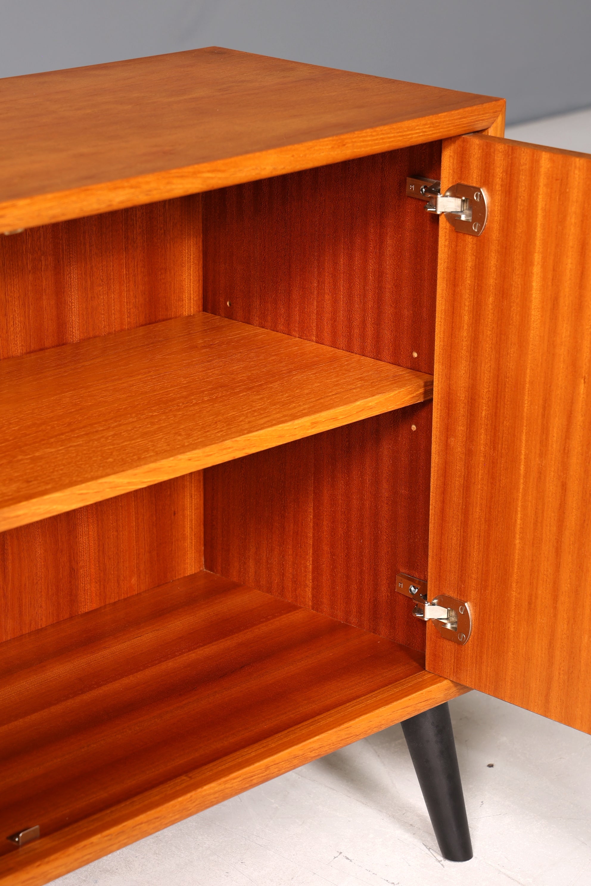 Schlichter Mid Century Schrank WMK Möbel Vintage Retro Kommode Flur Kommode 60s Regal Sideboard 1 von 2