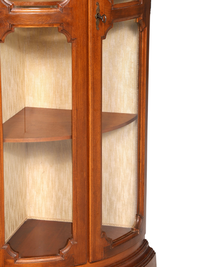 Hauptstadt Möblerei Selva Eckvitrine aus Holz im klassischen italienischen Antik-Stil mit Glasfront und hellem Stoff