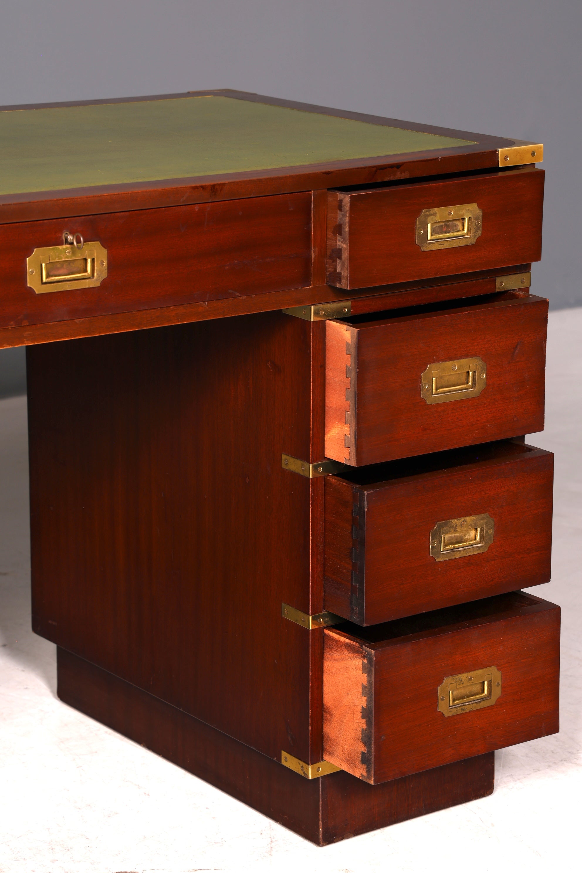 Edler Maritimer Schreibtisch Englischer Military Bürotisch Office Table mit echt Lederauflage
