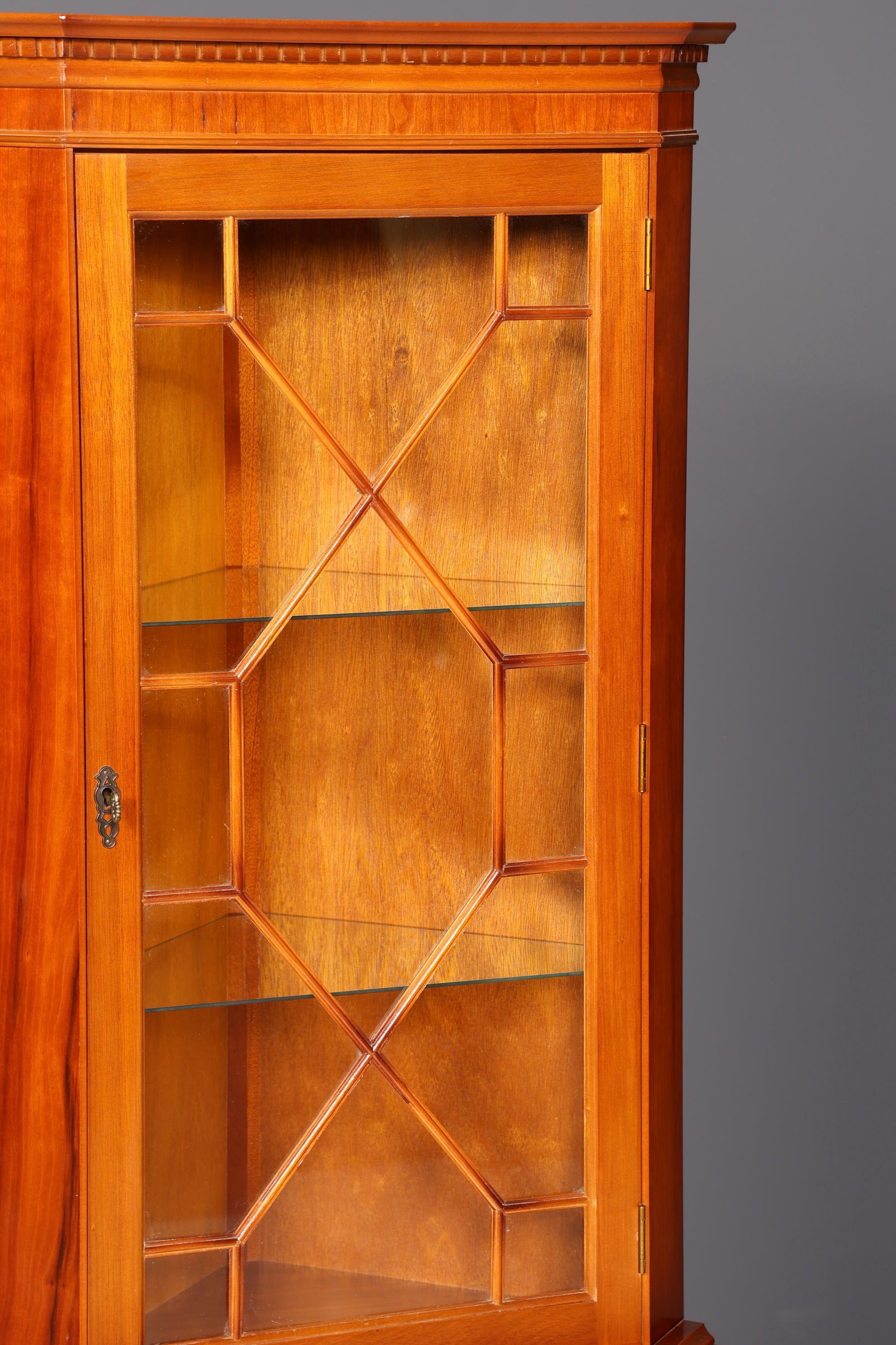 Wunderschöne Englische Eckvitrine 60er Eibe Schrank Eckschrank Glasvitrine Vitrine Vintage