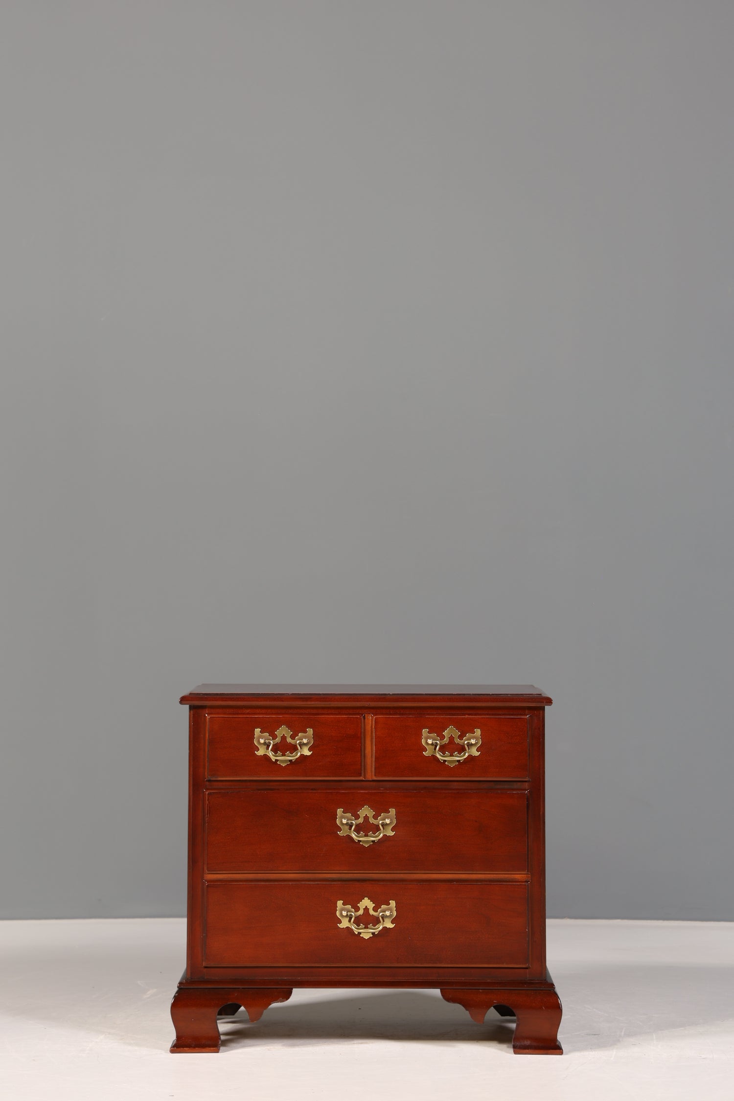 Stilvolle Kommode der Marke Drexel Heritage USA Antik Stil Nachttisch Schrank
