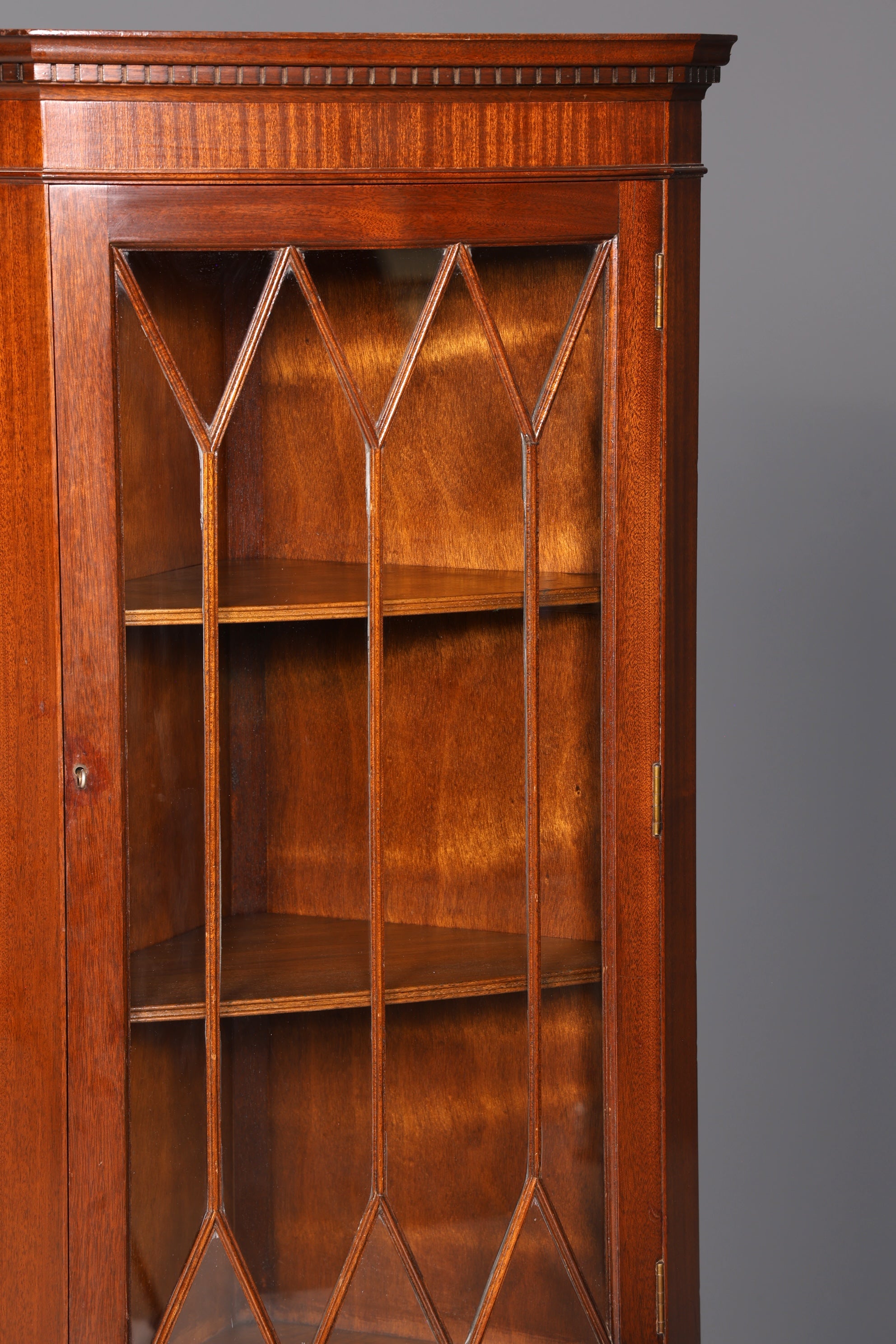 Wunderschöne Englische Eckvitrine Mahagoni 60er Echt Holz Schrank Eckschrank Glasvitrine Vitrine Vintage