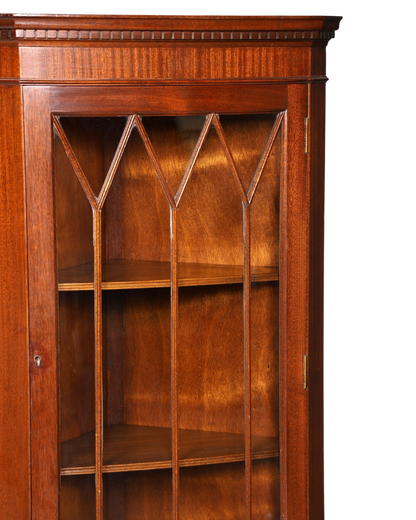 Hauptstadt Möblerei englische Eckvitrine aus Mahagoni mit verglaster Tür und feiner Holzmaserung im Vintage-Stil