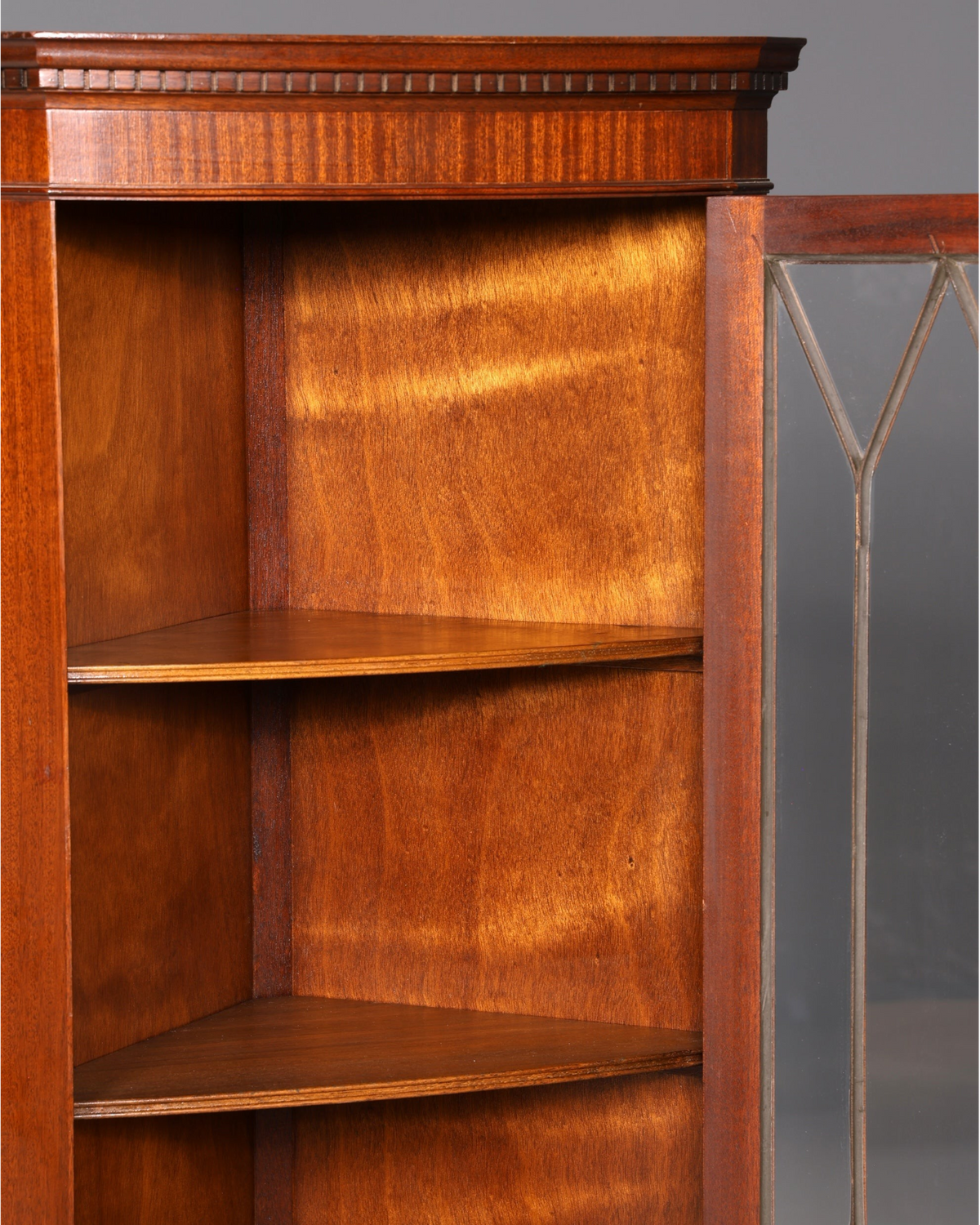 Hauptstadt Möblerei englische Eckvitrine aus Mahagoni mit Glasfront und Holzeinlegeböden im Vintage-Stil