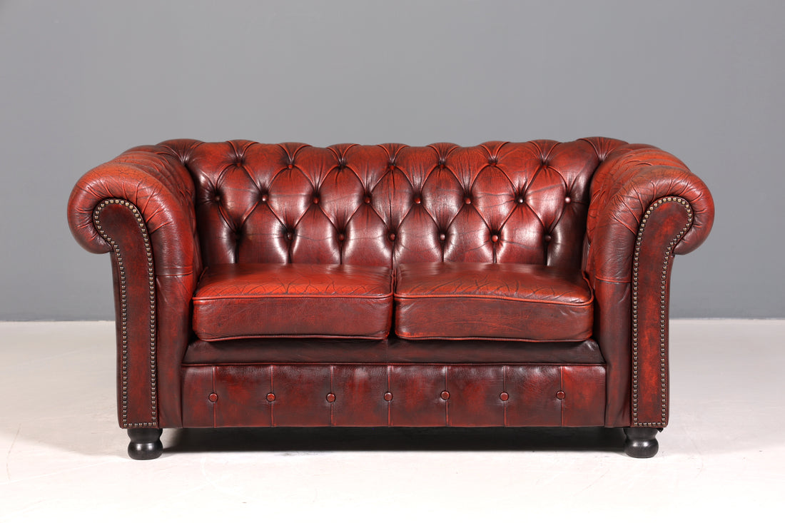 Wunderschönes Original Chesterfield 2er Sofa Englisch Oxblood Leder 2- Sitzer Couch