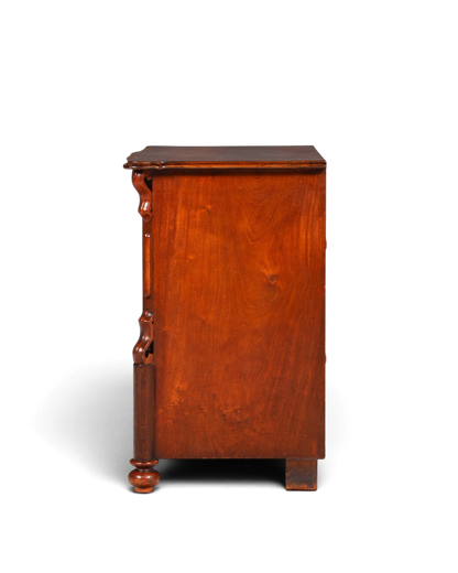 Hauptstadt Möblerei Louis Philippe Kommode aus Nussbaumholz mit markanten Seitenverzierungen in Seitenansicht