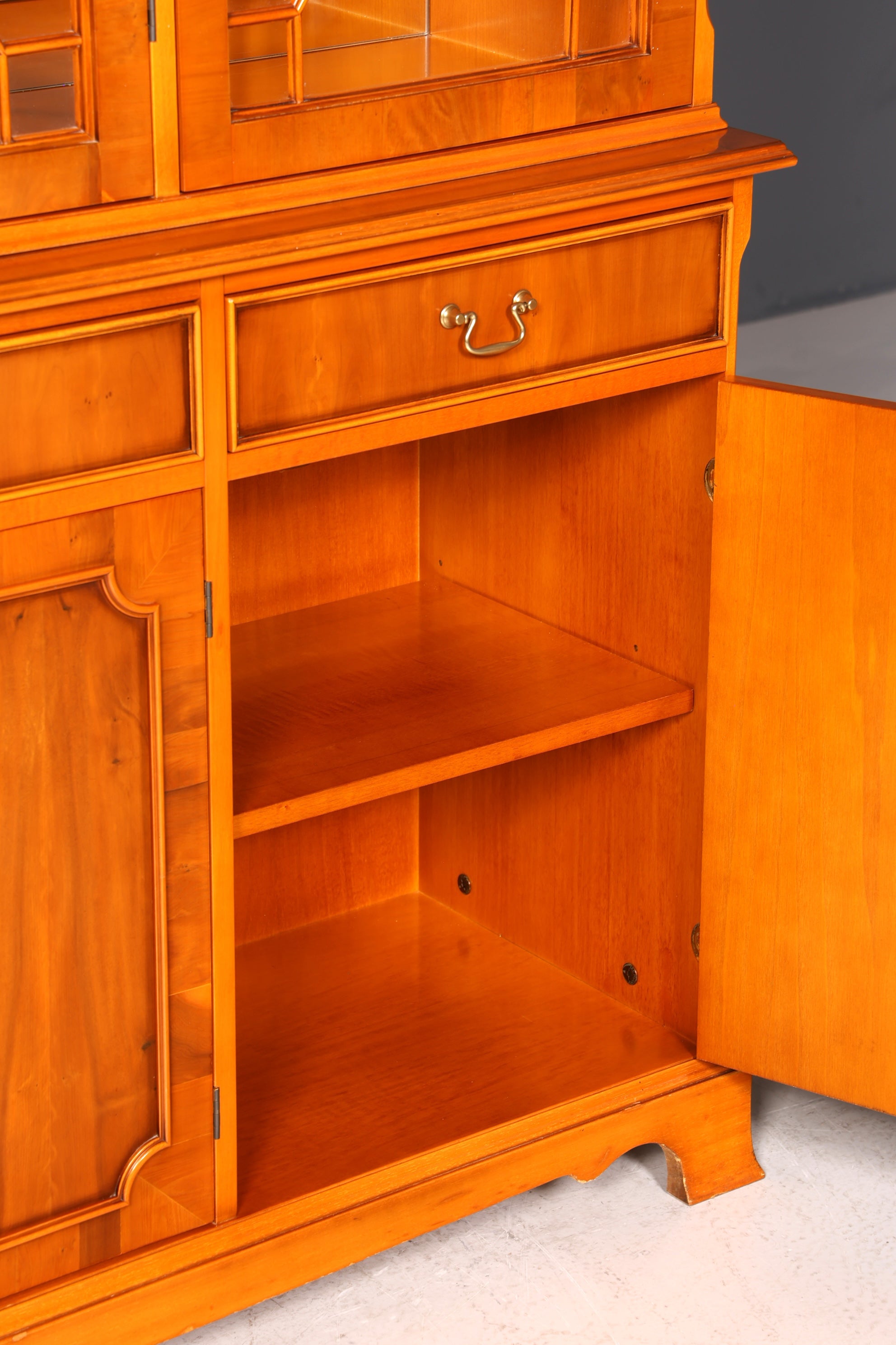 Wunderschöne Englische Vitrine Bücherschrank Buffet Antik Stil Englisch Eibe Glasvitrine Bibliothek