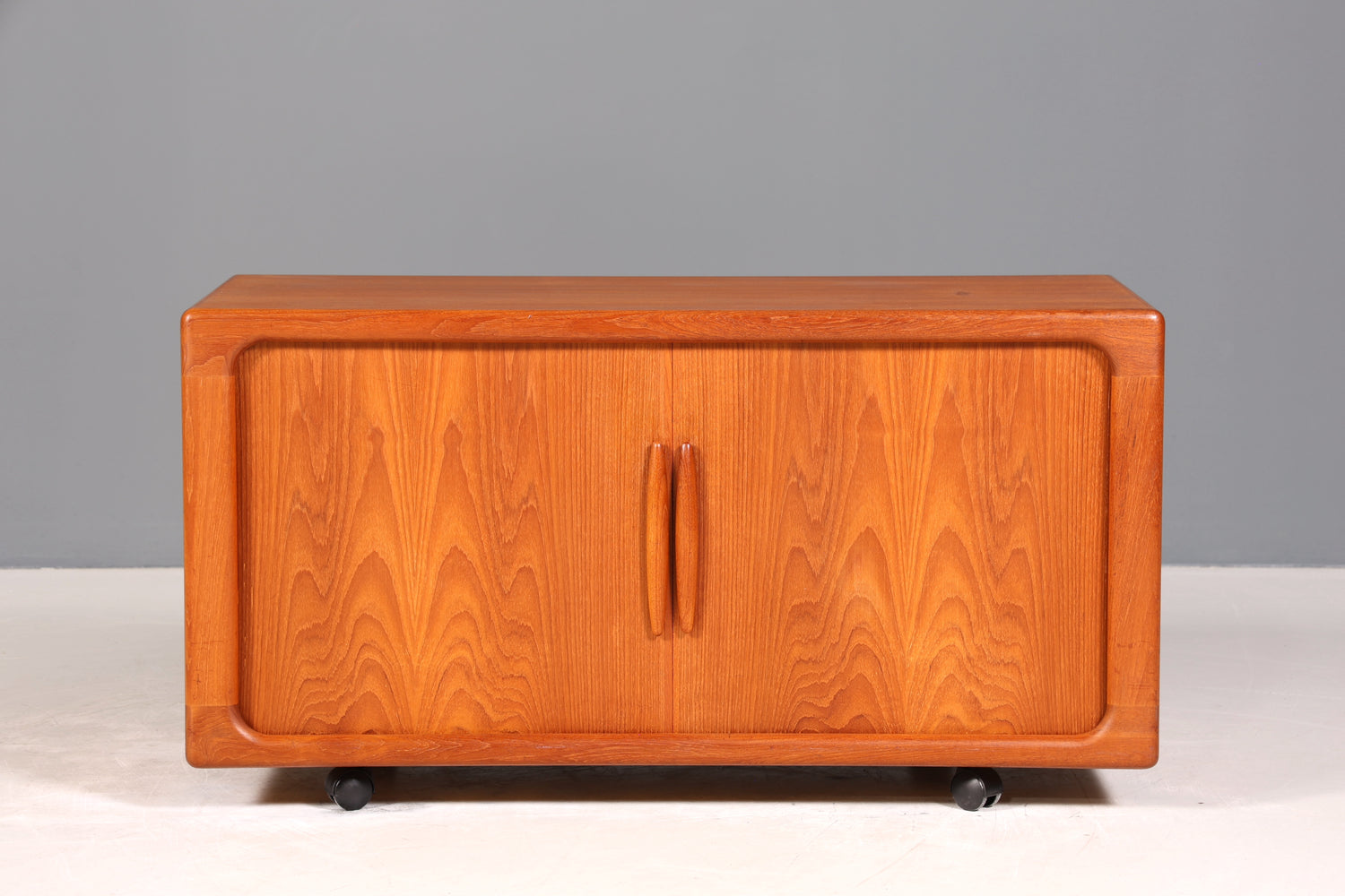 Wunderschöner Mid Century Schrank Original Dyrlund Sideboard Danish Design Teak Holz TV Schrank 60s