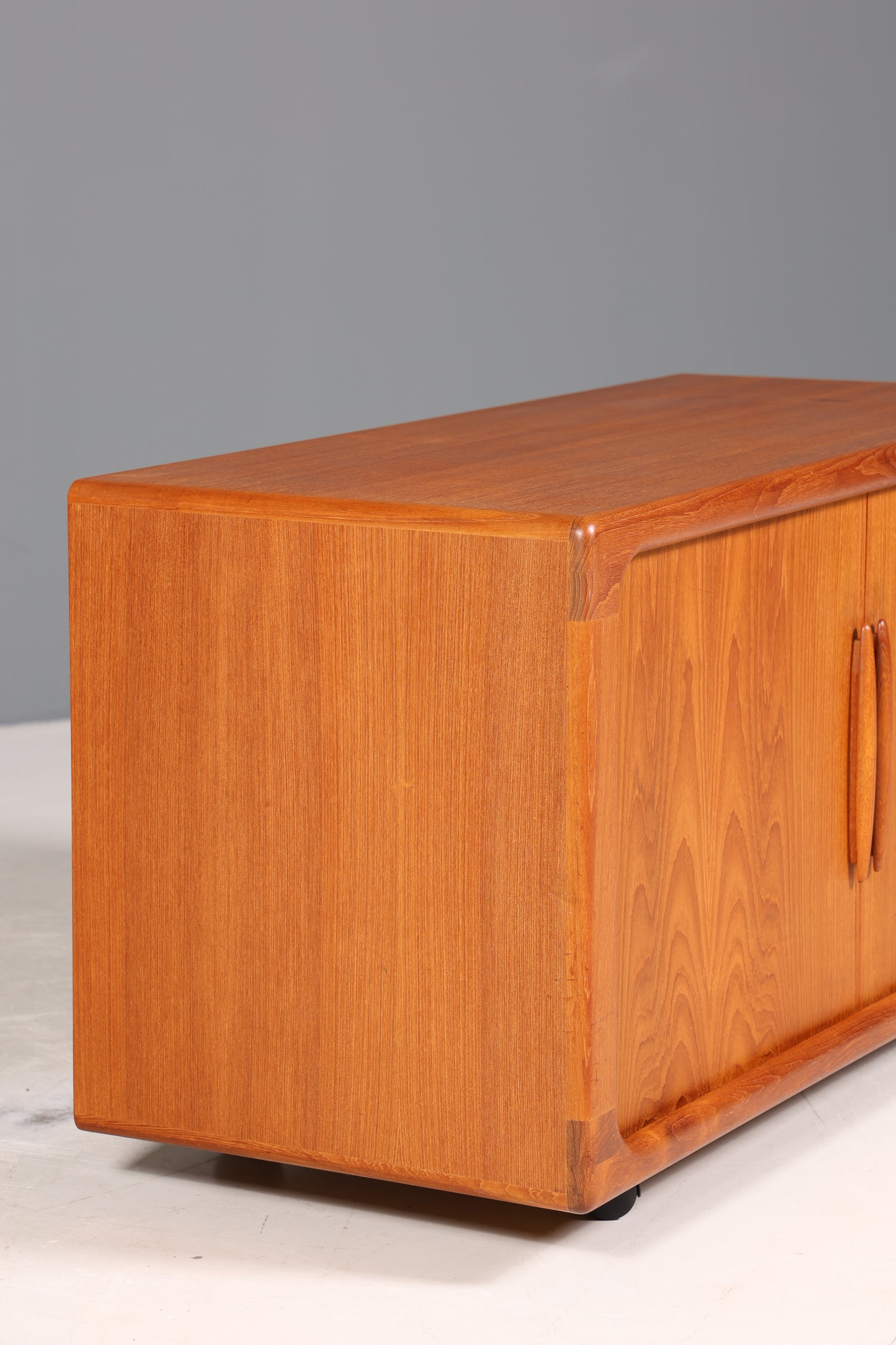 Wunderschöner Mid Century Schrank Original Dyrlund Sideboard Danish Design Teak Holz TV Schrank 60s
