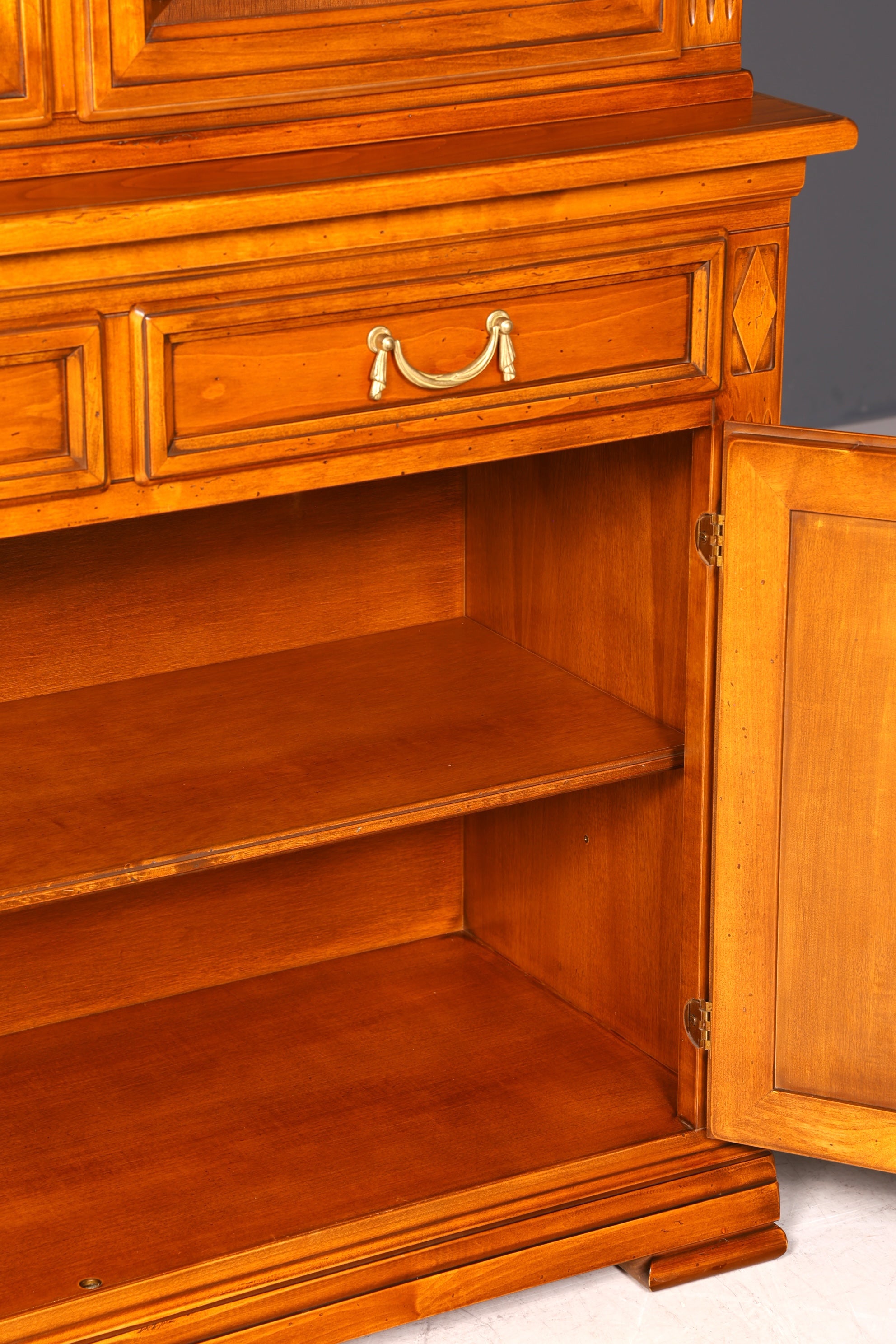Traumhafte Original Selva Vitrine Antik Stil massiv Holz Buffet Villa Borghese Schrank Bibliothek